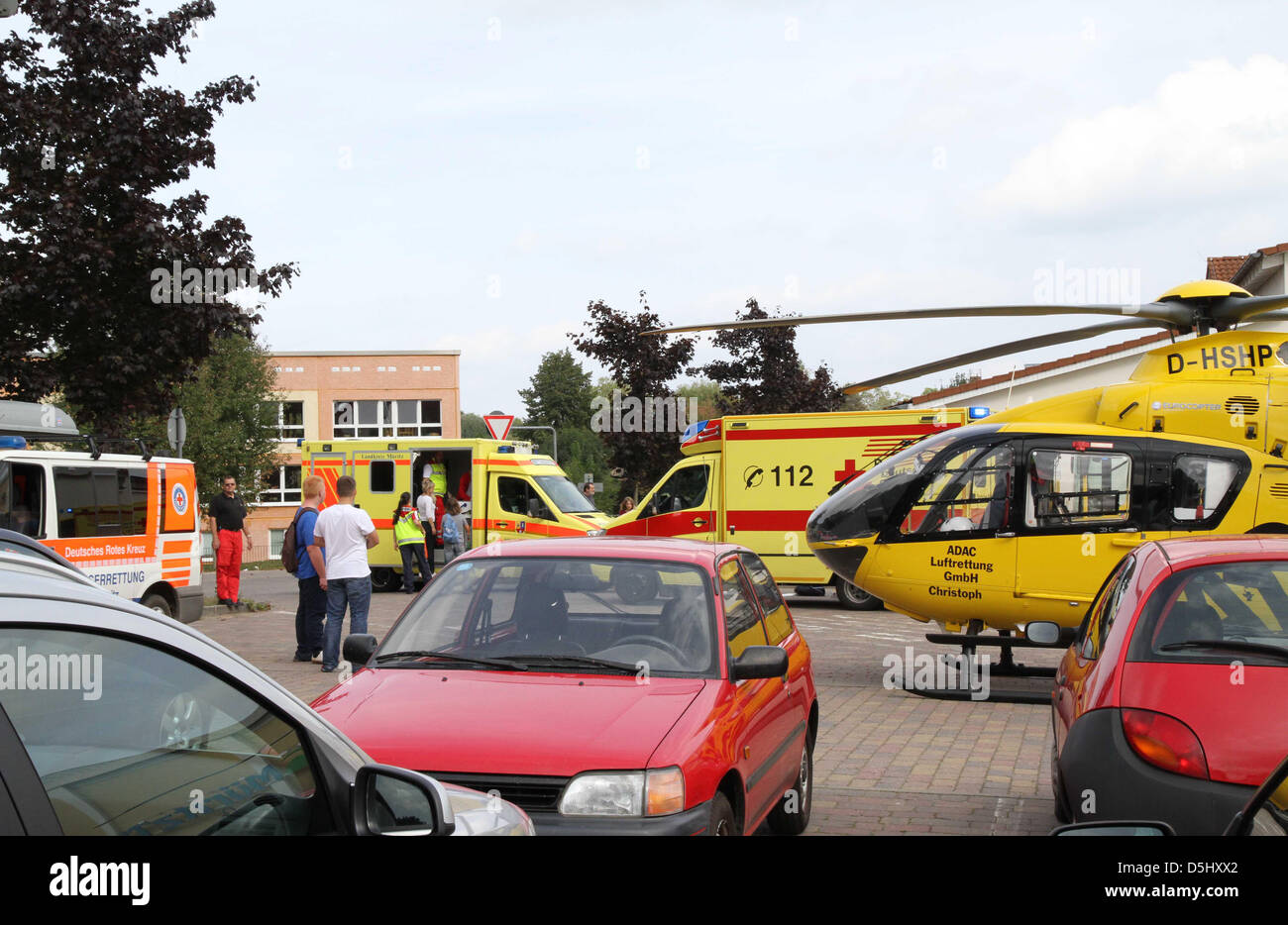 Soins paramédicaux pour les élèves et adultes après une attaque près de hornet Roebel, Allemagne, 18 septembre 2012. Une classe d'école a été attaqué par les frelons près de Roebel, blessant le mardi 25 garçons et filles. Ils ont dû être prises pour un peu d'hôpitaux. Photo : SUSAN EBEL Banque D'Images