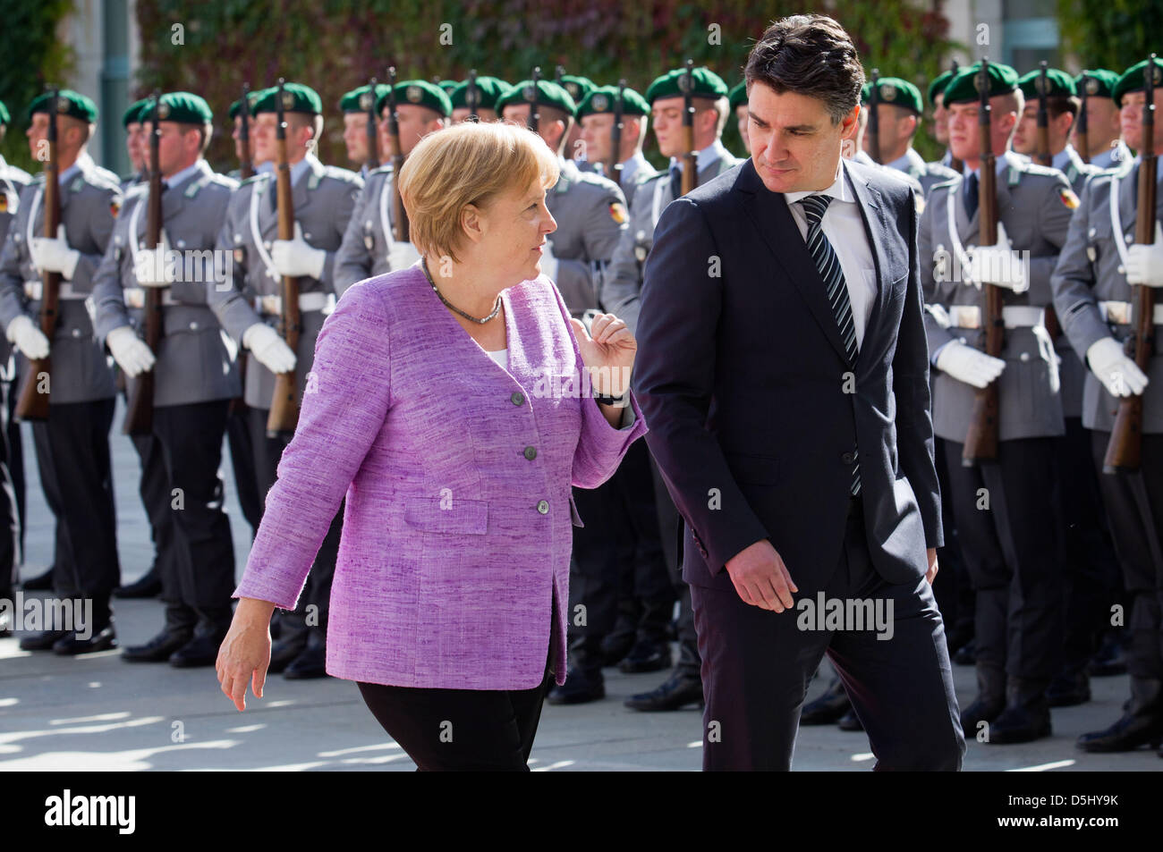 La chancelière allemande, Angela Merkel (CDU) reçoit le Premier ministre croate Zoran Milanovic avec honneurs militaires en face de la chancellerie fédérale à Berlin, Allemagne, le 19 septembre 2012. Rencontre Merkel Milanovic pour des entretiens bilatéraux. Photo : MICHAEL KAPPELER Banque D'Images