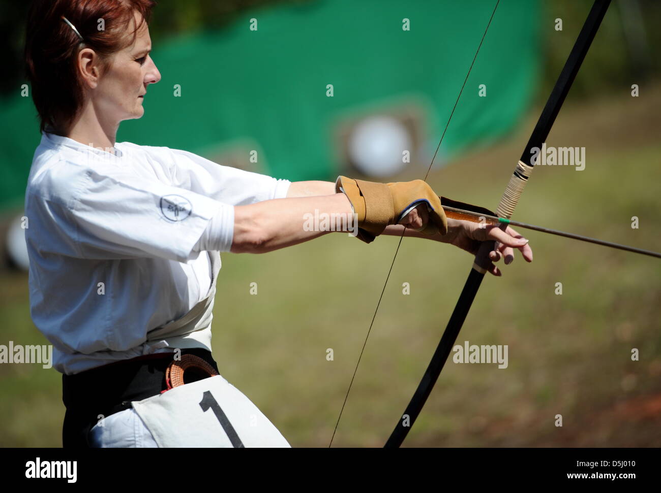 Un participant de "Frankfurt Ouvrir' shoots portant des vêtements traditionnels - long, culottes noir, chemise blanche et ceinture noire - au cours de l'événement en japonais du tir à l'Frankfurt Main, Allemagne, 01 septembre 2012. Les flèches sont abattus à partir de deux mètres de l'arc de bois à un grand disque 28 cm 36 mètres. Photo : Roland Holschneider Banque D'Images