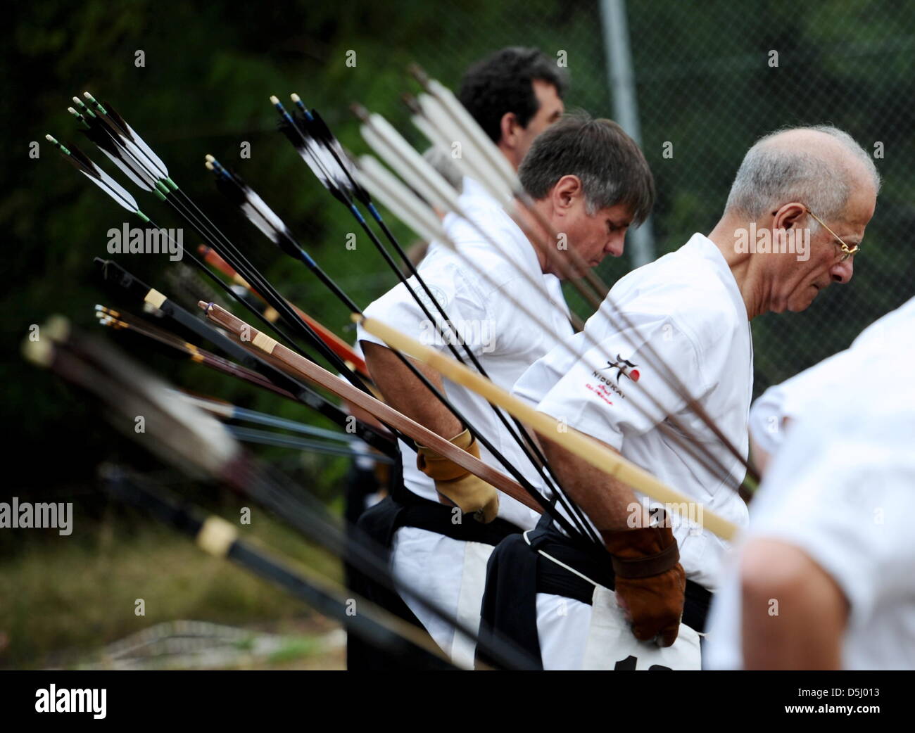 Les participants de "Frankfurt Ouvrir' bow portant des vêtements traditionnels - long, culottes noir, chemise blanche et ceinture noire - au cours de l'événement en japonais du tir à l'Frankfurt Main, Allemagne, 01 septembre 2012. Les flèches sont abattus à partir de deux mètres de l'arc de bois à un grand disque 28 cm 36 mètres. Photo : Roland Holschneider Banque D'Images