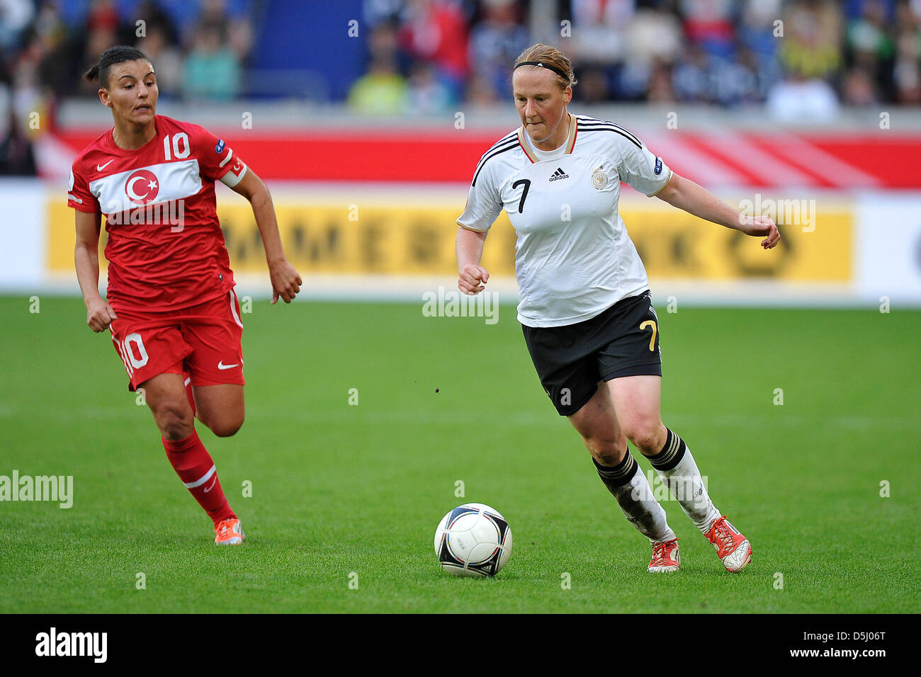 La Turquie est Cansu Yag (L) et l'Allemagne Melanie Behringer rivalisent pour la balle au cours de la women's soccer friendly Allemagne contre la Turquie à Schauinsland-Reisen-Arena à Duisburg, Allemagne, le 19 septembre 2012. Photo : Revierfoto Banque D'Images