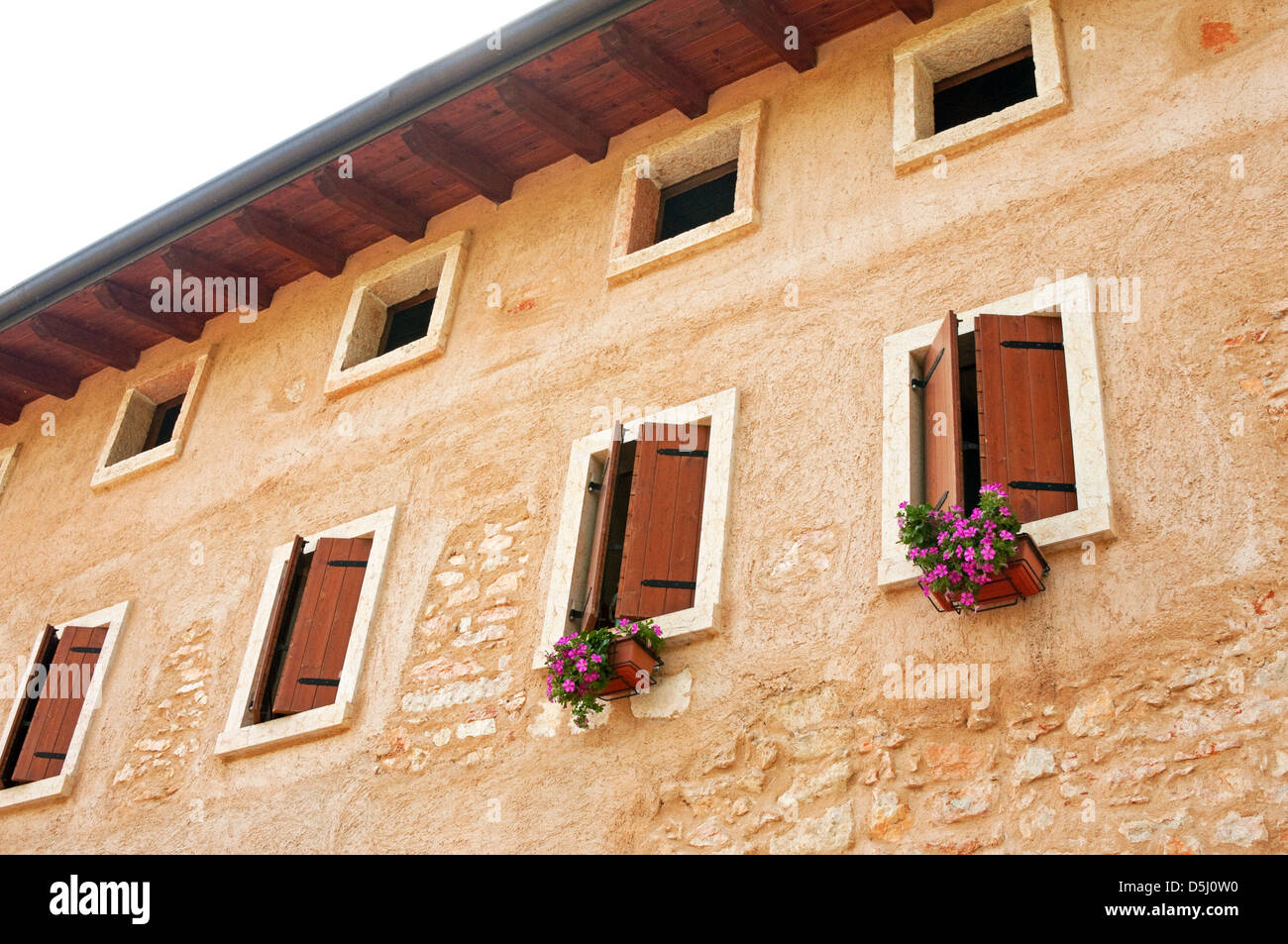 Bâtiment de Windows, Carlo Boscaini Winery, région de Valpolicella, Italie Banque D'Images