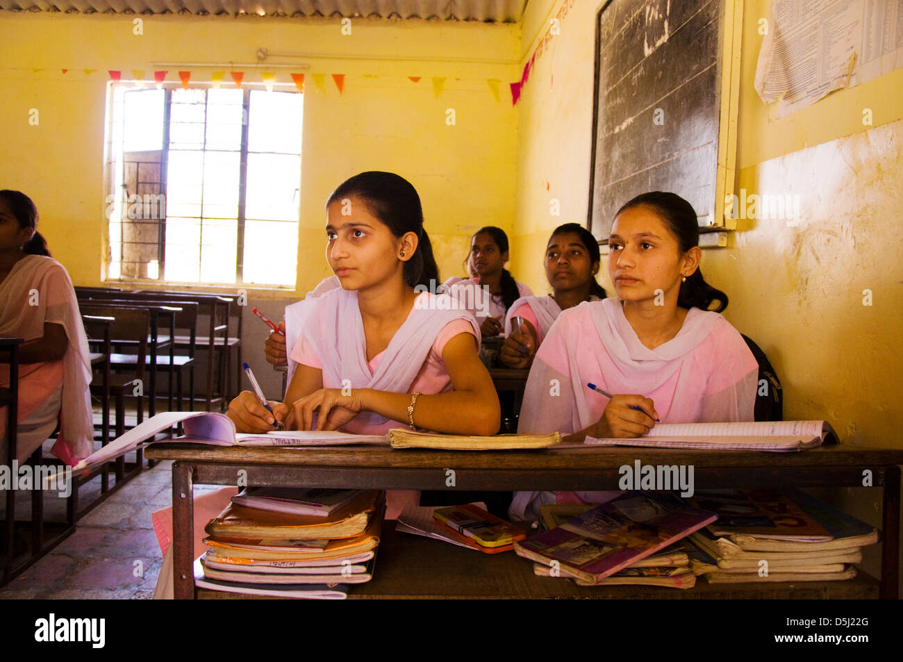 Les filles indiennes à l'école dans Village de la vallée de l'ASDE Mulshi Paud Maharashtra Inde Banque D'Images