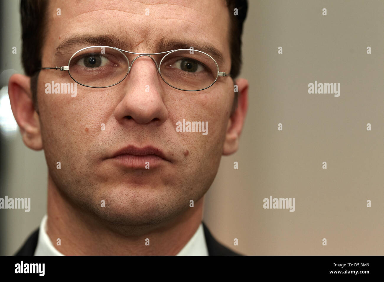 Avocat Wolfgang Stahl capturé dans son bureau à Coblence, Allemagne, 13 novembre 2012. Stahl est le procureur de la défense de Beate Zschaepe, qui est membre de l'extrême droite, groupe terroriste NSU et accusé de meurtre au premier degré dans 10 cas. Photo : Thomas Frey Banque D'Images