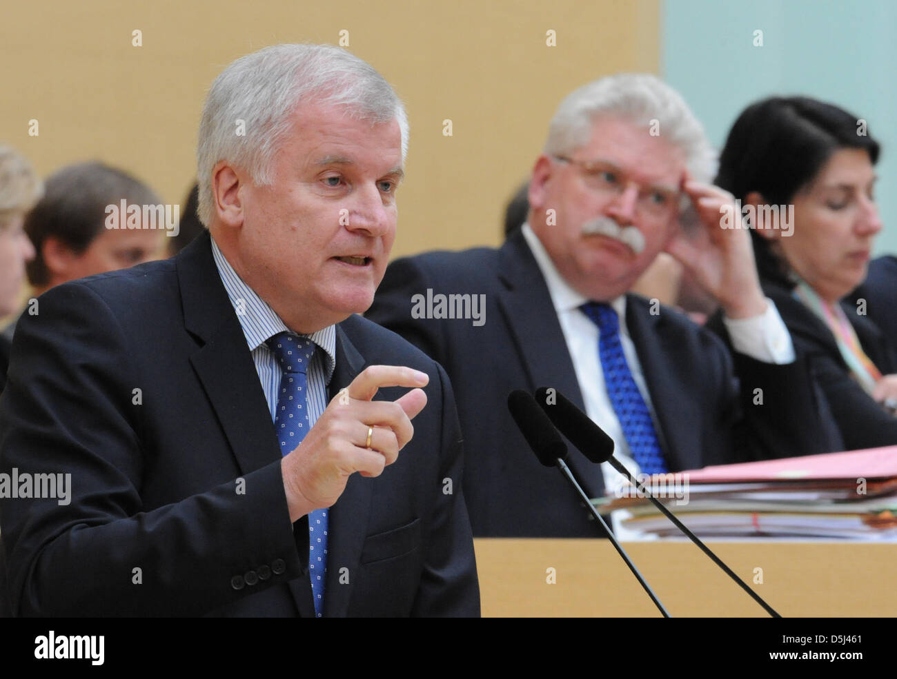 Premier ministre de la Bavière, Horst Seehofer (CSU, FRONTROW) parle à une session du parlement de la Bavière à Munich, Allemagne, le 14 novembre 2012. Le ministre bavarois de l'économie Martin Zeil (FDP) est représentée dans l'arrière-plan. Photo : Andreas GEBERT Banque D'Images