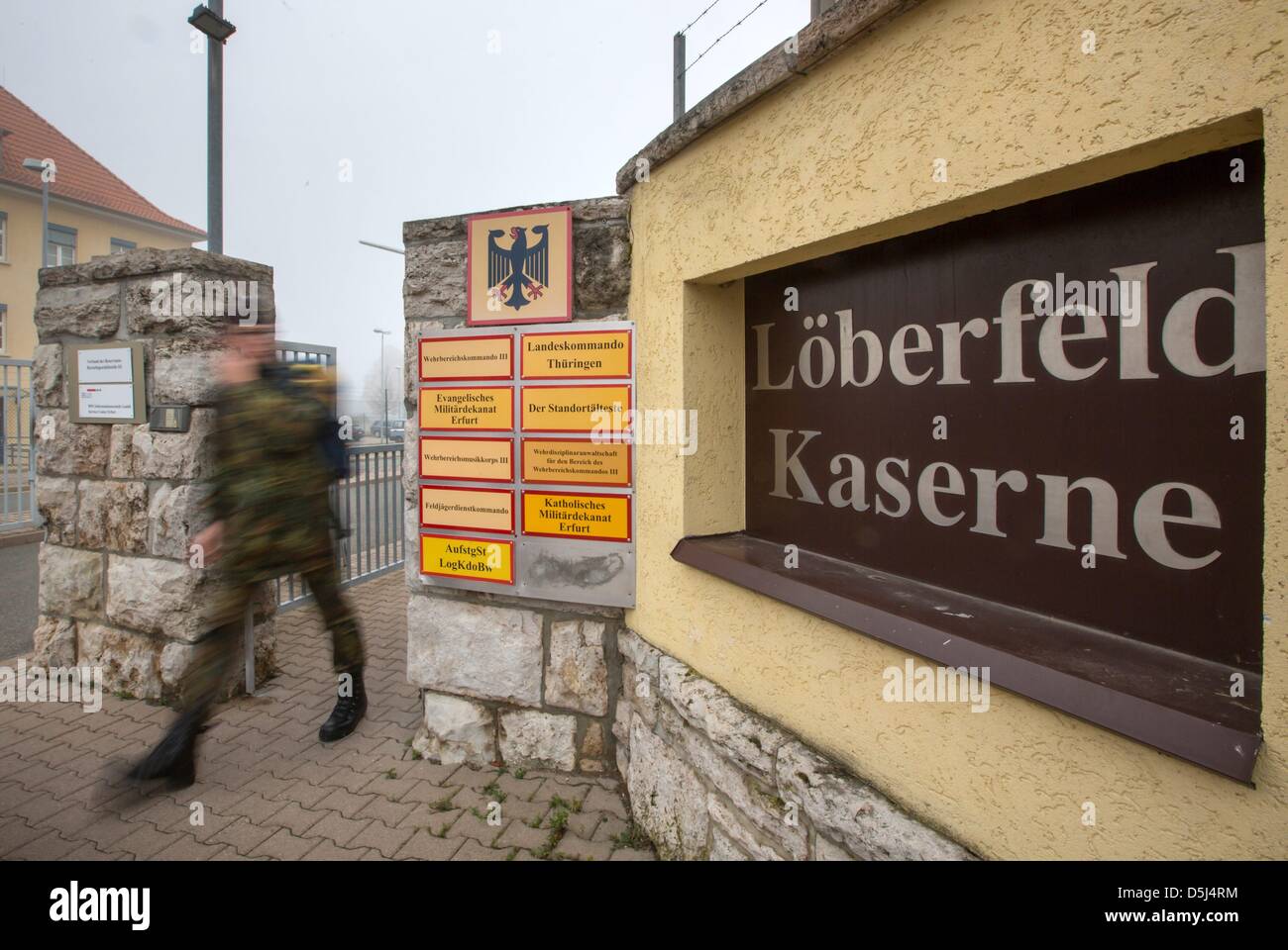 Les soldats d'un sort de l'Loeberfeld barracks à Erfurt, Allemagne, 14 novembre 2012. Les bases militaires de la Thuringe sont en construction et d'Erfurt est prévu d'être la plus grande base de l'état avec 2000 Lieux d'affectation. Photo : Michael Reichel Banque D'Images