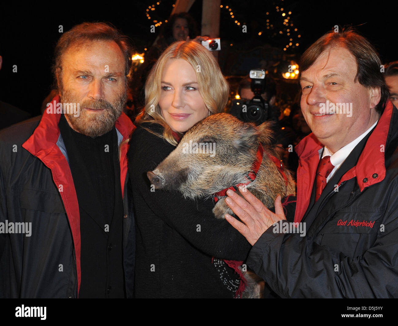 L'acteur italien Franco Nero, l'actrice Daryl Hannah nous et fondateur de la succession Aiderbichl Michael Aufhauser arrivent à la traditionnelle exposition de Noël du Gut Aiderbichl près de Salzbourg, Autriche, le 15 novembre 2012. Les animaux avec triste ou problématiques variées, sont pris en charge du Gut Aiderbichl. Photo : Volker Dornberger Banque D'Images