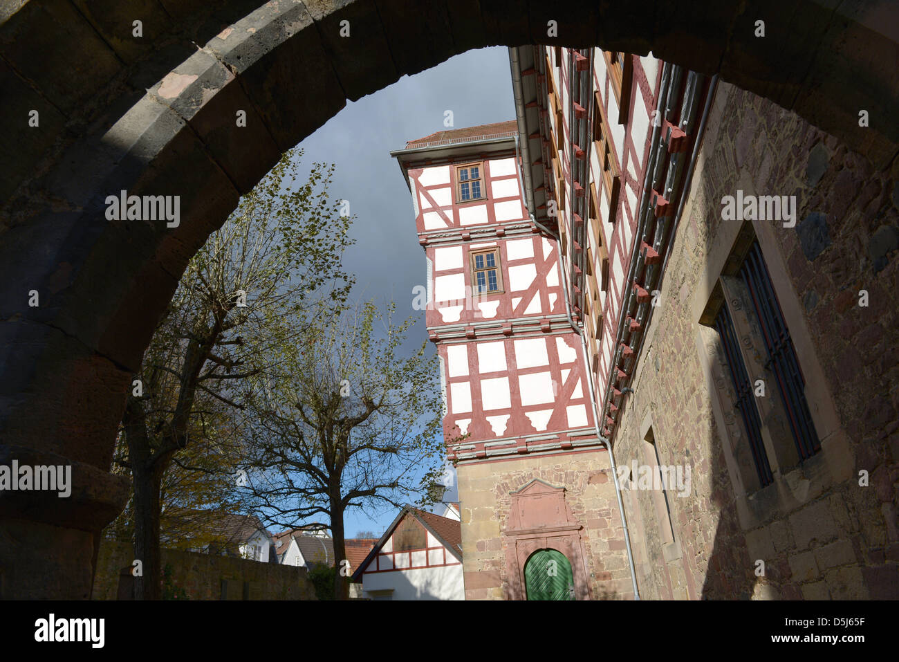 Vue d'une maison à colombages, également connu sous le nom de "Hochzeitshaus' (maison de mariage), capturé en Fritzlar, Allemagne, 6 novembre 2012. La Hochzeitshaus a été construit entre 1580 et 1590 et est considérée comme la plus grande maison à pans de bois de l'état de Hesse. Photo : Uwe Zucchi Banque D'Images