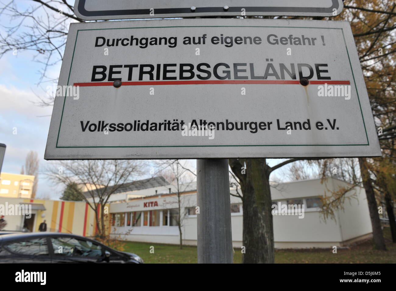 Vue d'un signe de la garderie avant d'ions 'Spatzennest' Altenburg, Allemagne, 16 novembre 2012. Centre de soins de jour à destination des travailleurs au moins trois enfants pour qu'ils ont leur sommeil de midi. Ces trois femmes où imeediately licenciés pour mettre en danger le bien-être des enfants. Photo : MARTIN SCHUTT Banque D'Images