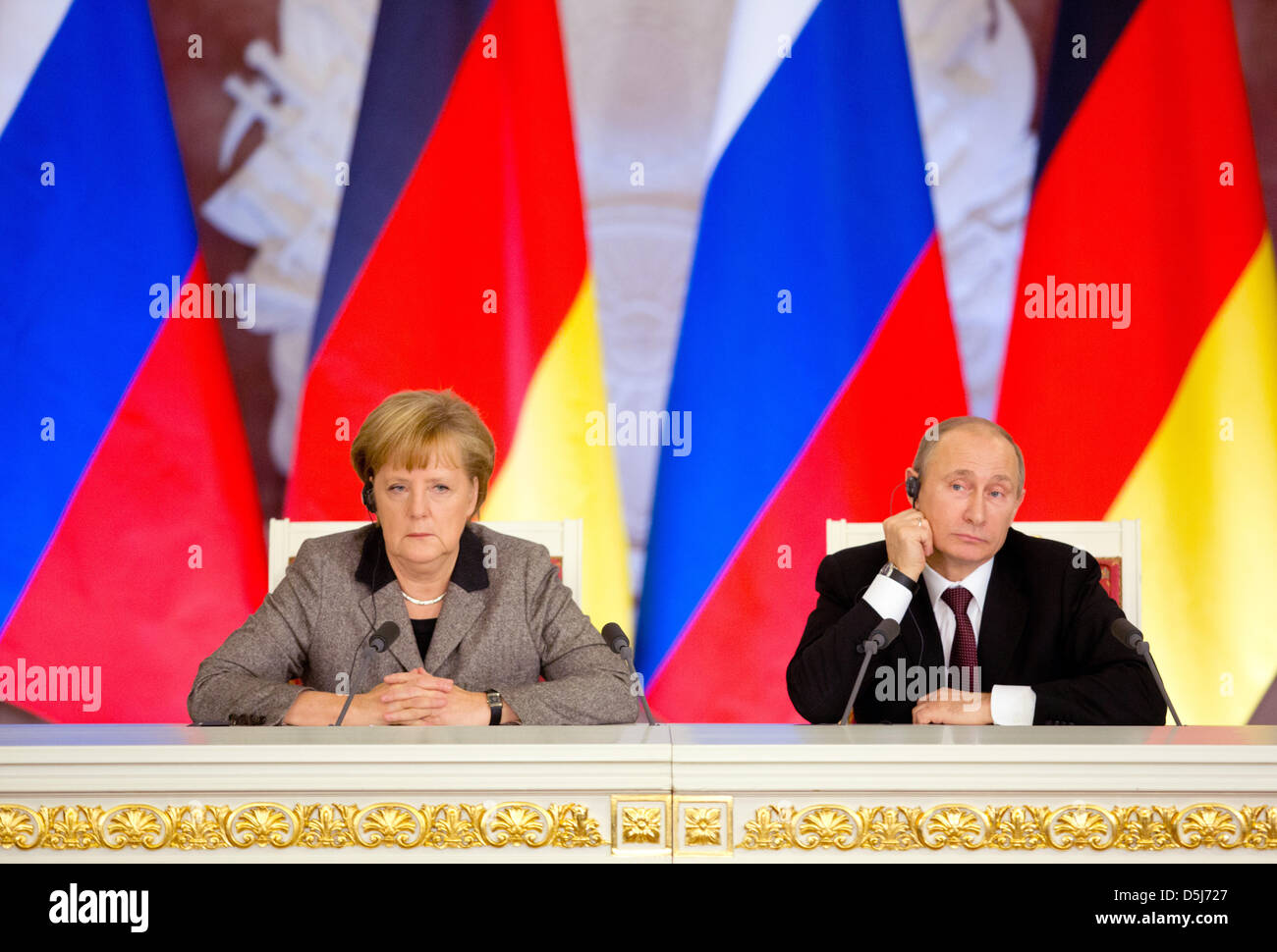 La chancelière allemande, Angela Merkel (CDU) et le président russe Wladimir Poutine donner une conférence de presse après la 14e consultations intergouvernementales germano-russes au Kremlin, à Moscou, l'Allemagne, 16 novembre 2012. C'est Merkel' première visite à Moscou depuis la présidence de Poutine renouvelé en mai 2012. Photo : KAY NIETFELD Banque D'Images