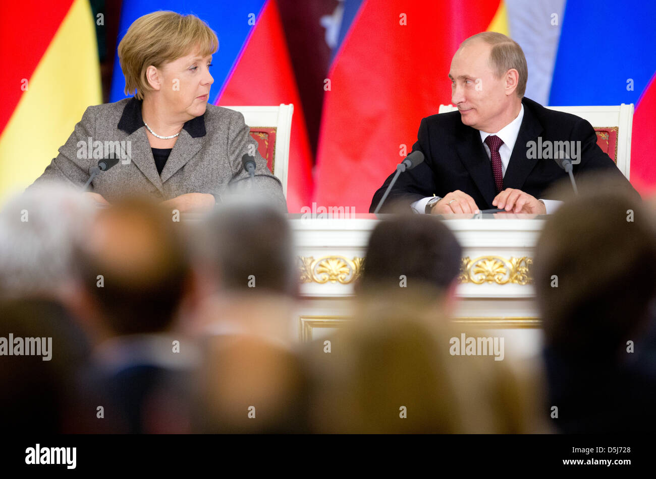 La chancelière allemande, Angela Merkel (CDU) et le président russe Wladimir Poutine donner une conférence de presse après la 14e consultations intergouvernementales germano-russes au Kremlin, à Moscou, l'Allemagne, 16 novembre 2012. C'est Merkel' première visite à Moscou depuis la présidence de Poutine renouvelé en mai 2012. Photo : KAY NIETFELD Banque D'Images