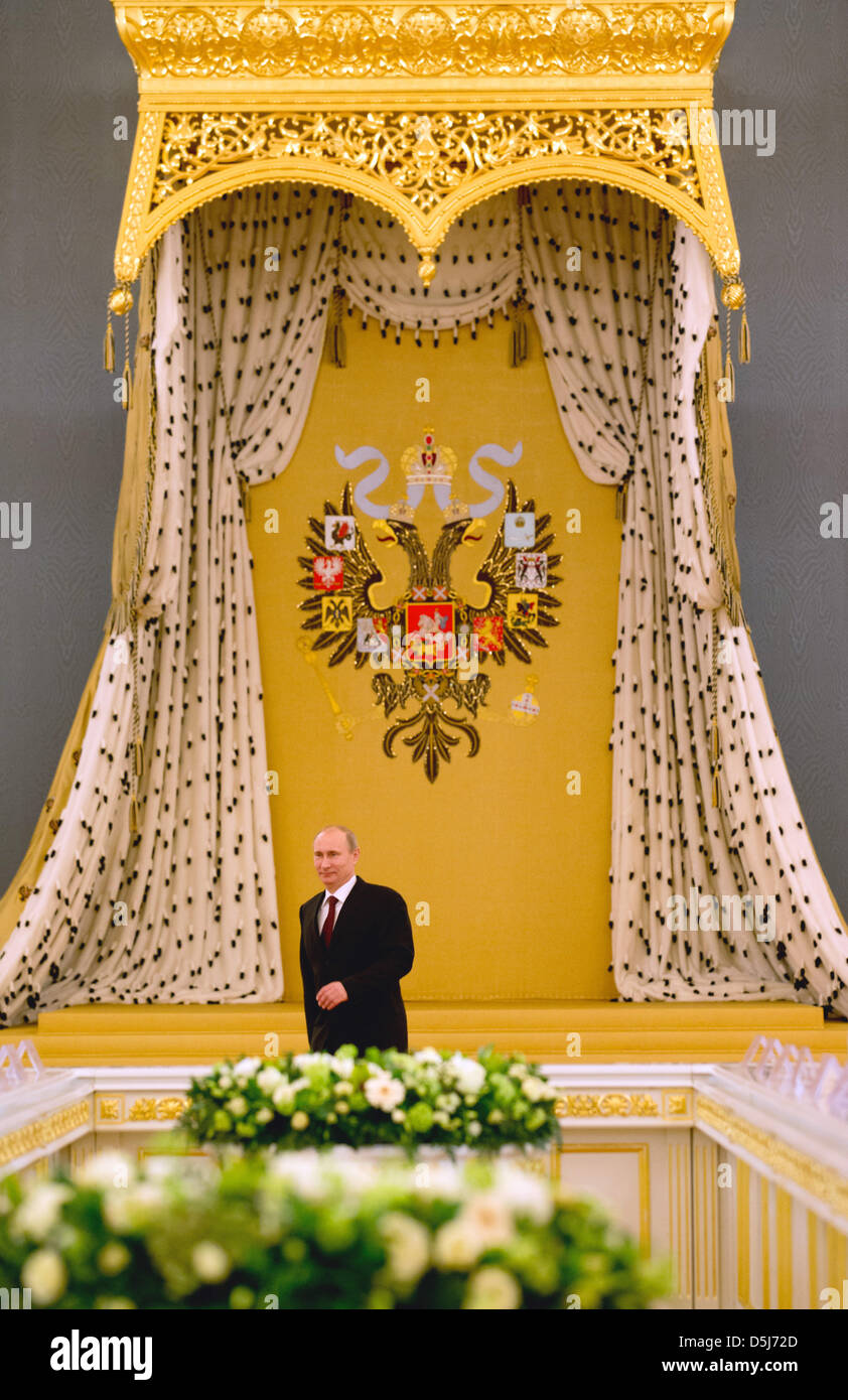 Le président russe Wladimir Poutine promenades à travers une chambre au cours de la 14e consultations intergouvernementales germano-russes au Kremlin, à Moscou, l'Allemagne, 16 novembre 2012. C'est la Chancelière Merkel, première visite à Moscou depuis la présidence de Poutine renouvelé en mai 2012. Photo : KAY NIETFELD Banque D'Images