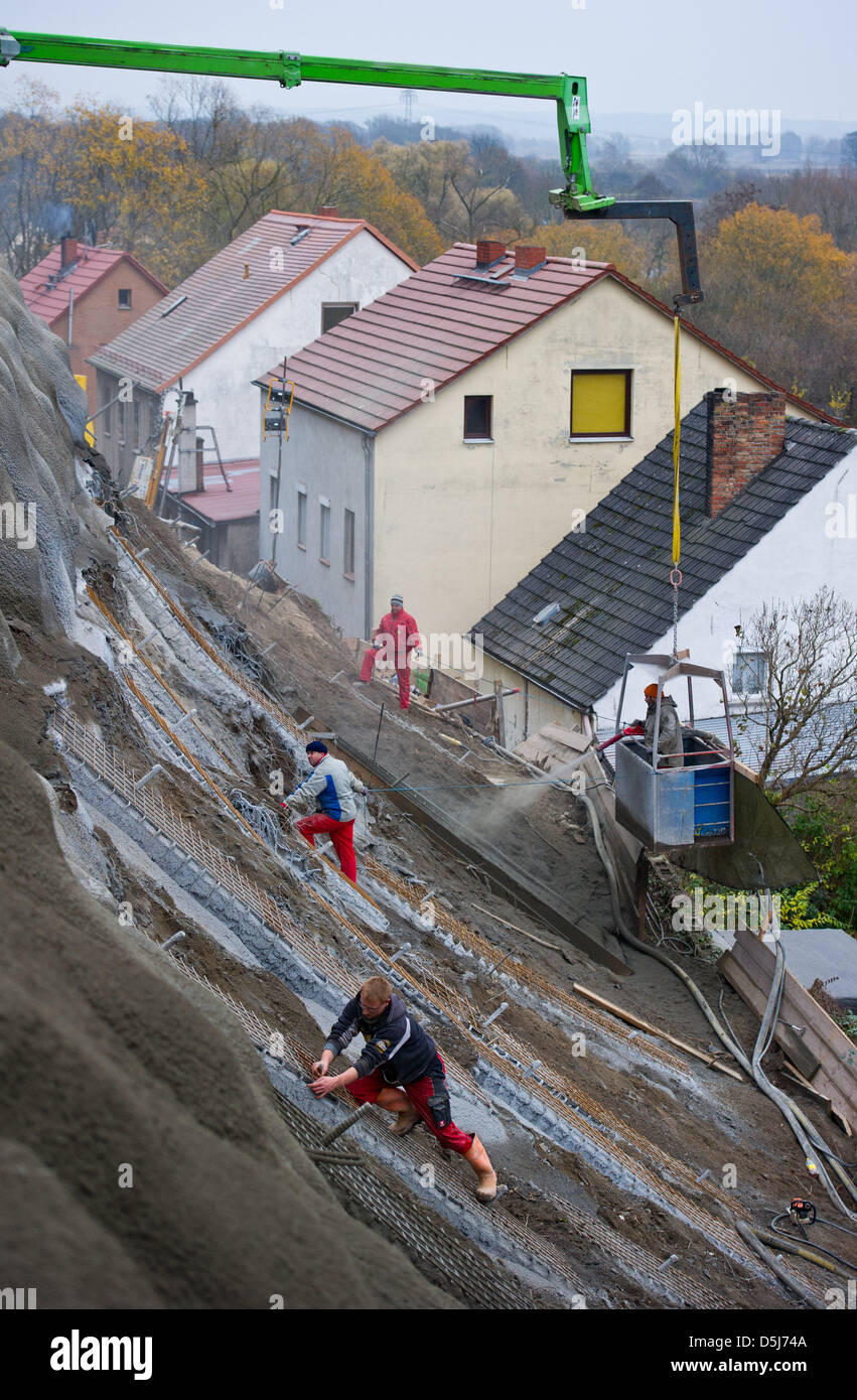 Les travailleurs de la société Tief-Bau und Hoch Imst Autriche GmbH de sécuriser une colline avec pulvérisation haute pression en béton Oderberg, Allemagne, 12 novembre 2012. De nombreuses maisons à Oderberg se trouve à côté des pentes qui sont garantis contre les glissements de terrain au cours des dernières semaines. Photo : Patrick Pleul Banque D'Images