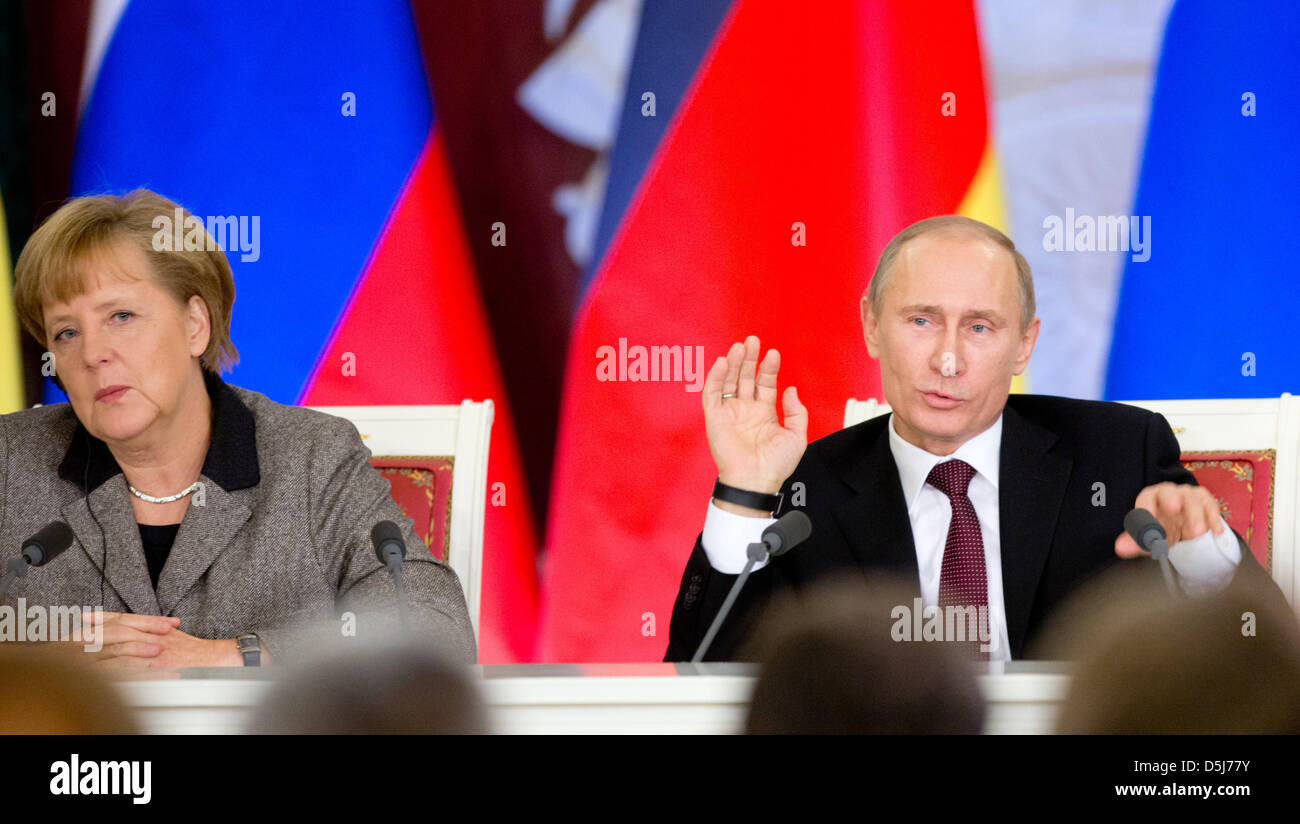 La chancelière allemande, Angela Merkel (CDU) et le président russe Wladimir Poutine donner une conférence de presse après la 14e consultations intergouvernementales germano-russes au Kremlin, à Moscou, l'Allemagne, 16 novembre 2012. C'est Merkel' première visite à Moscou depuis la présidence de Poutine renouvelé en mai 2012. Photo : KAY NIETFELD Banque D'Images