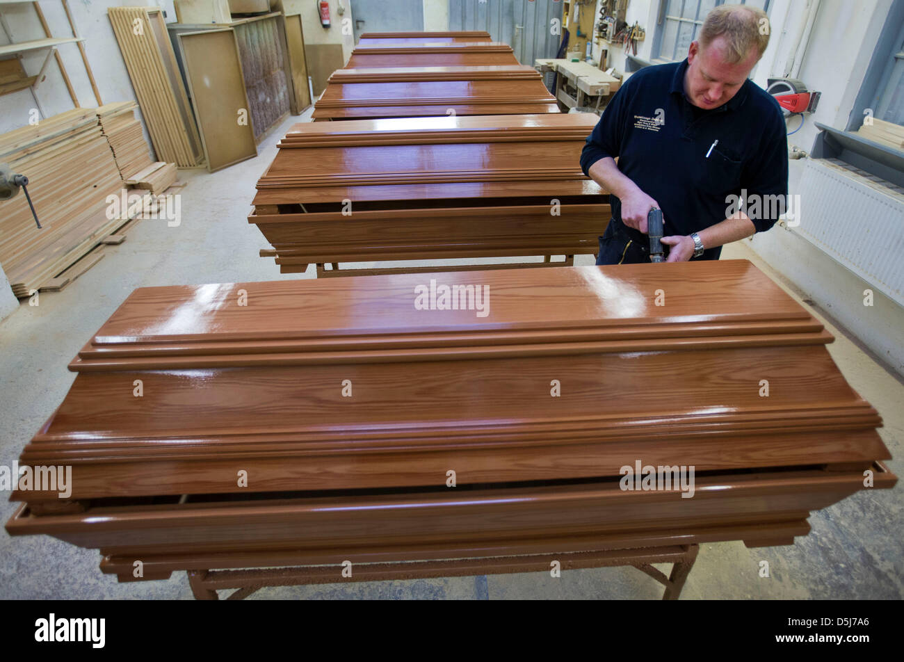 Christian Berg travaille sur un cercueil en bois dans l'atelier de cercueil d'undertaker Berg dans Kluetz, Allemagne, 16 novembre 2012. La demande de prestations sociales des funérailles a été élevé pendant des années. Photo : Jens Buettner Banque D'Images