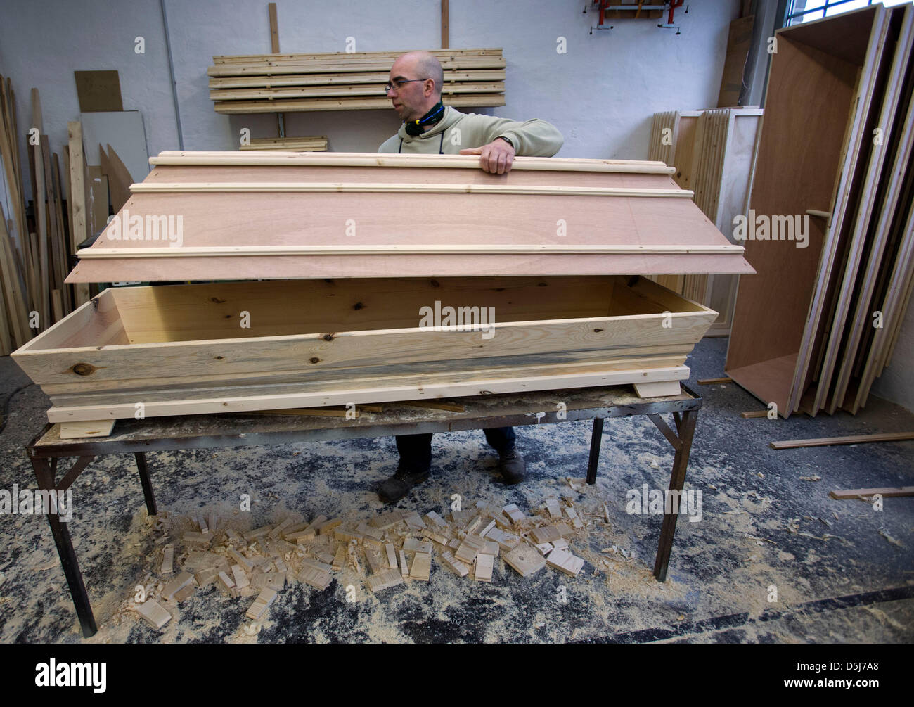 Robert Grenzau travaille sur un cercueil en bois dans l'atelier de fabrication de cercueil d'undertaker Berg dans Kluetz, Allemagne, 16 novembre 2012. La demande de prestations sociales des funérailles a été élevé pendant des années. Photo : Jens Buettner Banque D'Images