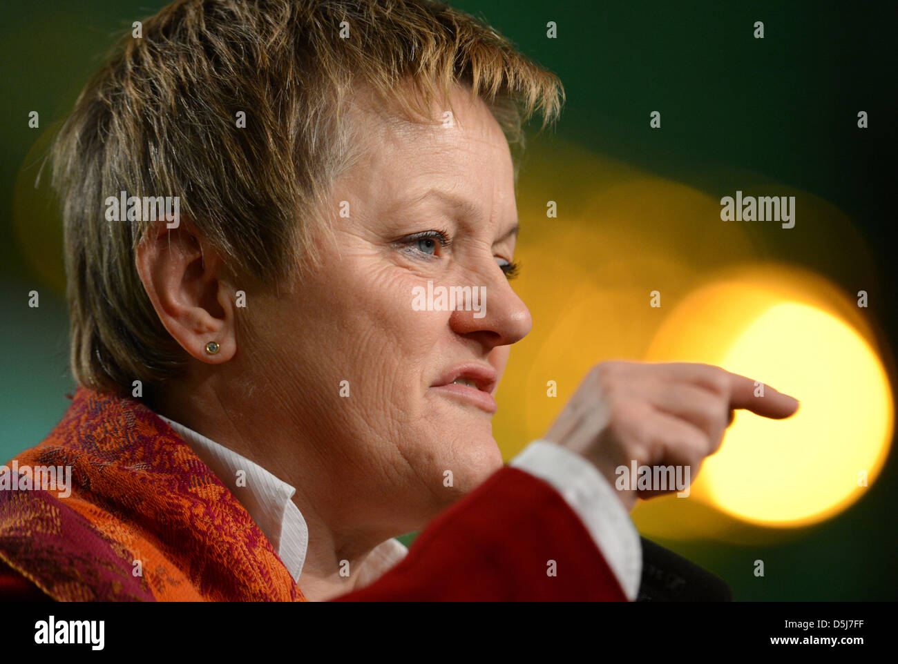 Groupe politique présidente du Parti des Verts, Renate Kuenast, prend la parole à la 34e conférence des délégué fédéral le Parti vert à Eilenriedehalle à Hanovre, Allemagne, 17 novembre 2012. Le Livre vert Partywill fixent le cap pour les élections générales 2013 à la conférence du parti. Photo : JOCHEN LUEBKE Banque D'Images