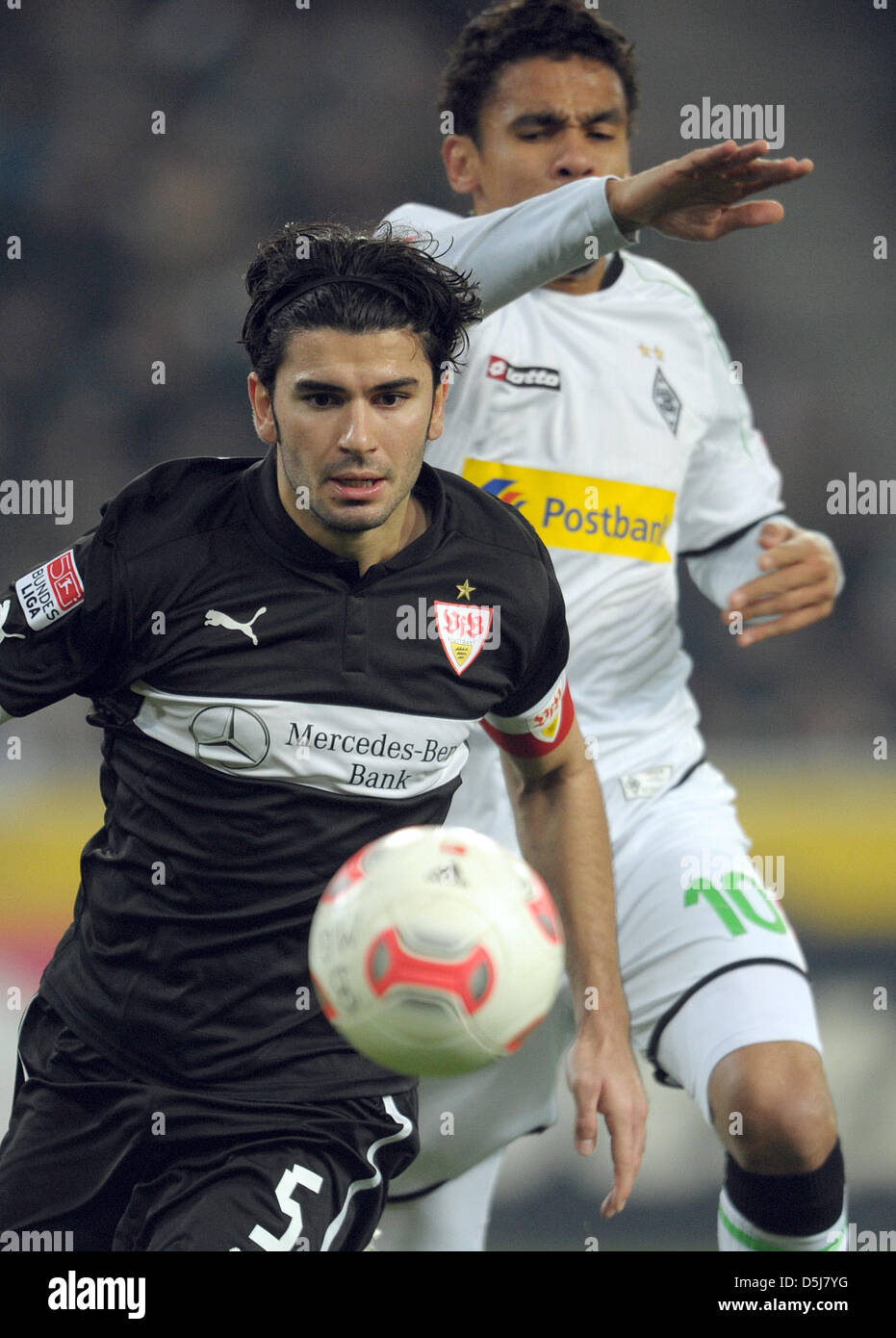 Gladbach's Igor de Camargo (R) et Stuttgart, Serdar Tasc  rivalisent pour le ballon pendant le match de football de la Bundesliga entre Borussia Moenchengladbach et le VfB Stuttgart au Borussia-Park Mönchengladbach, Allemagne, en 17 novembre 2012. Photo : FEDERICO GAMBARINI (ATTENTION : EMBARGO SUR LES CONDITIONS ! Le LDF permet la poursuite de l'utilisation de jusqu'à 15 photos uniquement (pas sequntial ou photos vid Banque D'Images