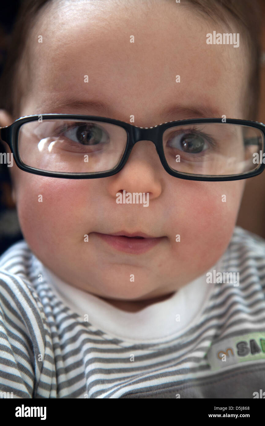 Bébé Garçon avec des lunettes Photo Stock - Alamy