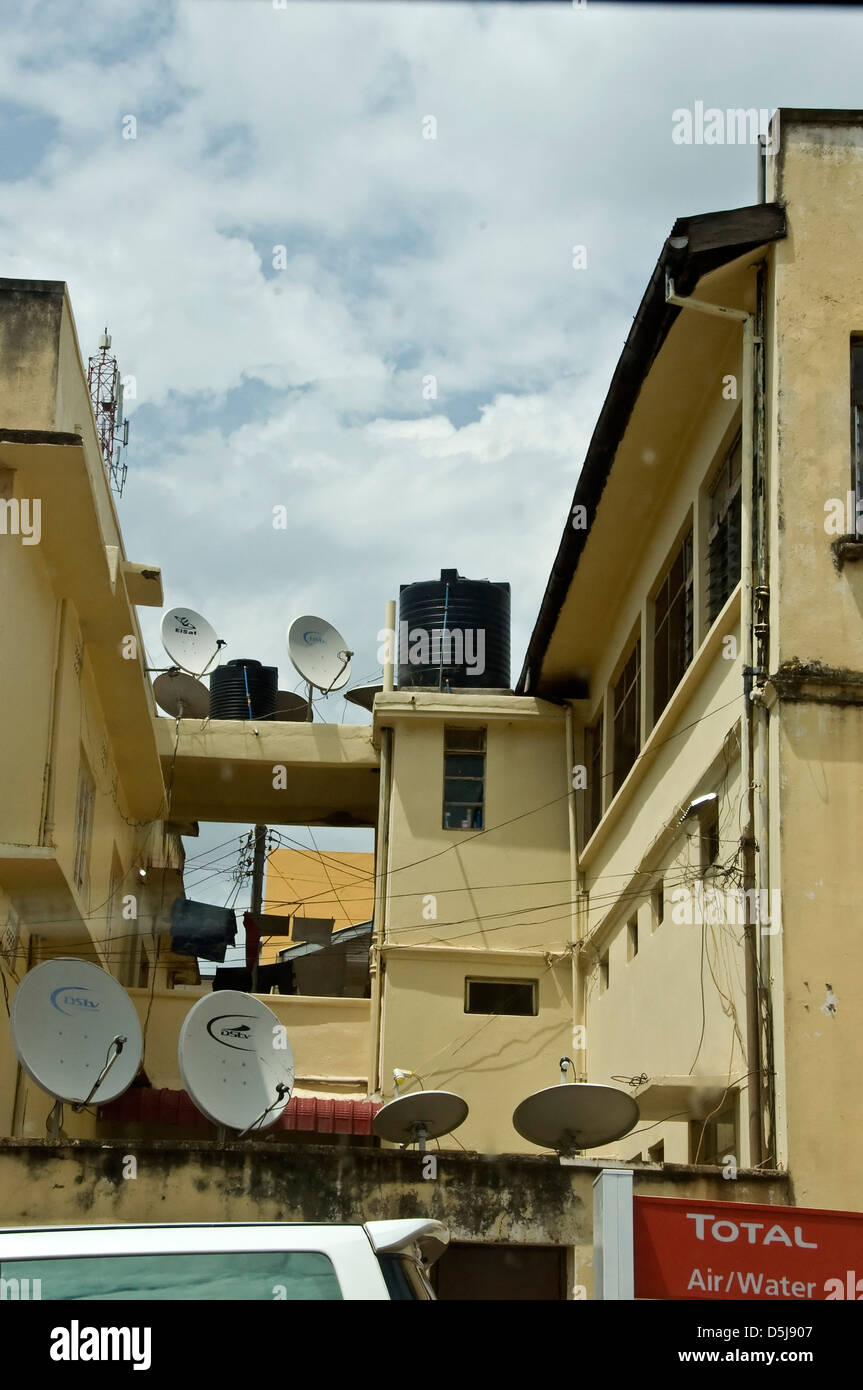 Des antennes paraboliques sur un immeuble à Mbale en Ouganda Banque D'Images