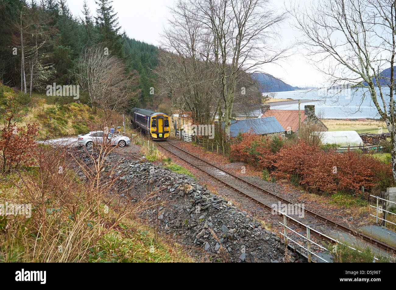 Scotrail train sur le côté du Loch Carron, sur la ligne d'Inverness à Kyle, North West Highland Ecosse Banque D'Images