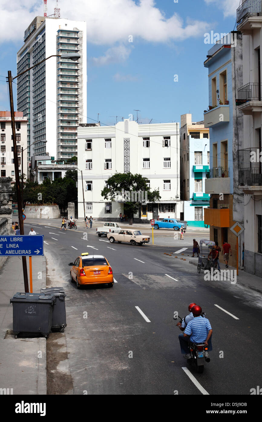 Calle L'une rue de La Havane avec l'hôtel Habana Libre Tower dans l'arrière-plan Banque D'Images
