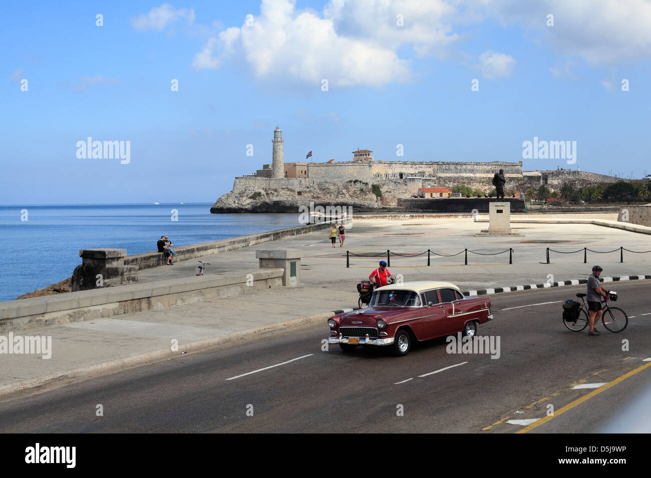 Le Malecon, Promenade Dans La Havane Cuba avec le château del Morro à l'arrière-plan Banque D'Images