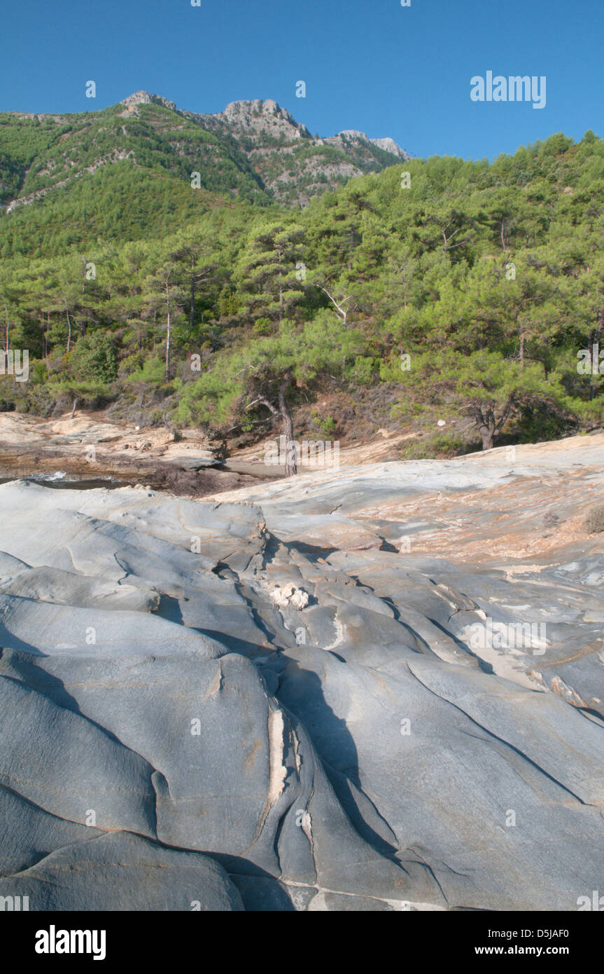 L'île grecque à côté de roches Septembre Paradise Beach montagnes et les pentes boisées Banque D'Images