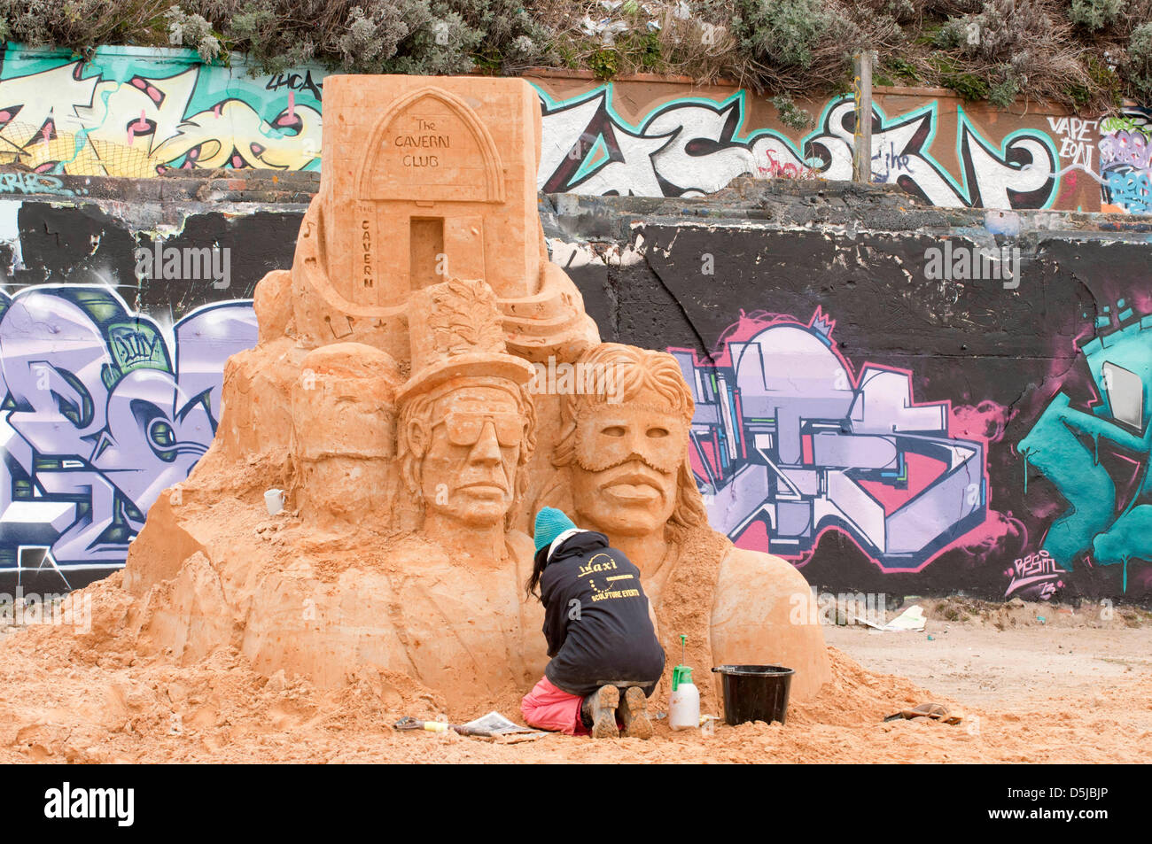 Brighton, UK. 3e avril 2013. Brighton Festival de sculptures de sable 2013 : Pas sûr….Le Cavern Club, les Rolling Stones ? Crédit : Andrew Hasson / Alamy Live News Banque D'Images