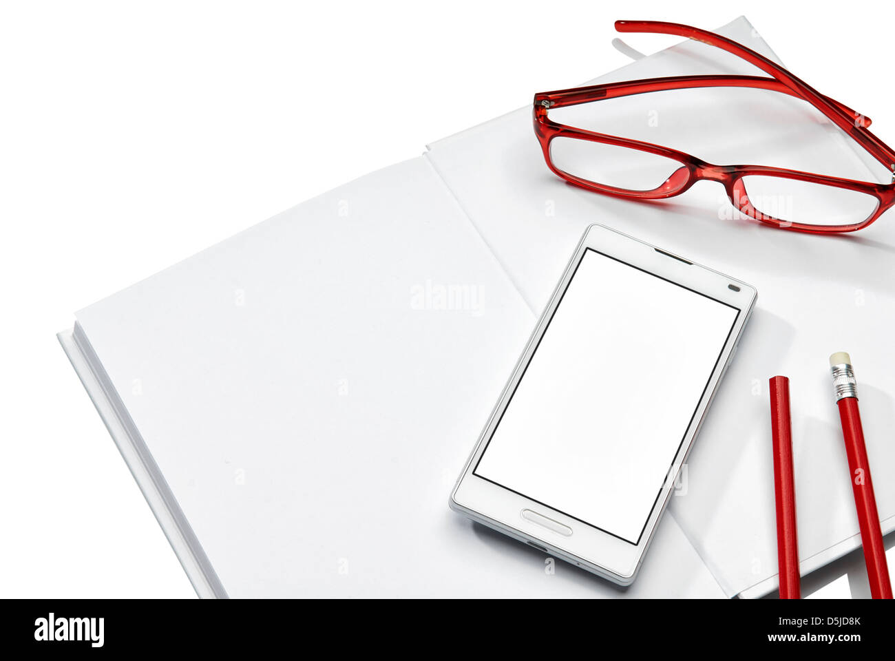 Téléphone portable, lunettes et isolé sur fond blanc. Copier l'espace. Banque D'Images