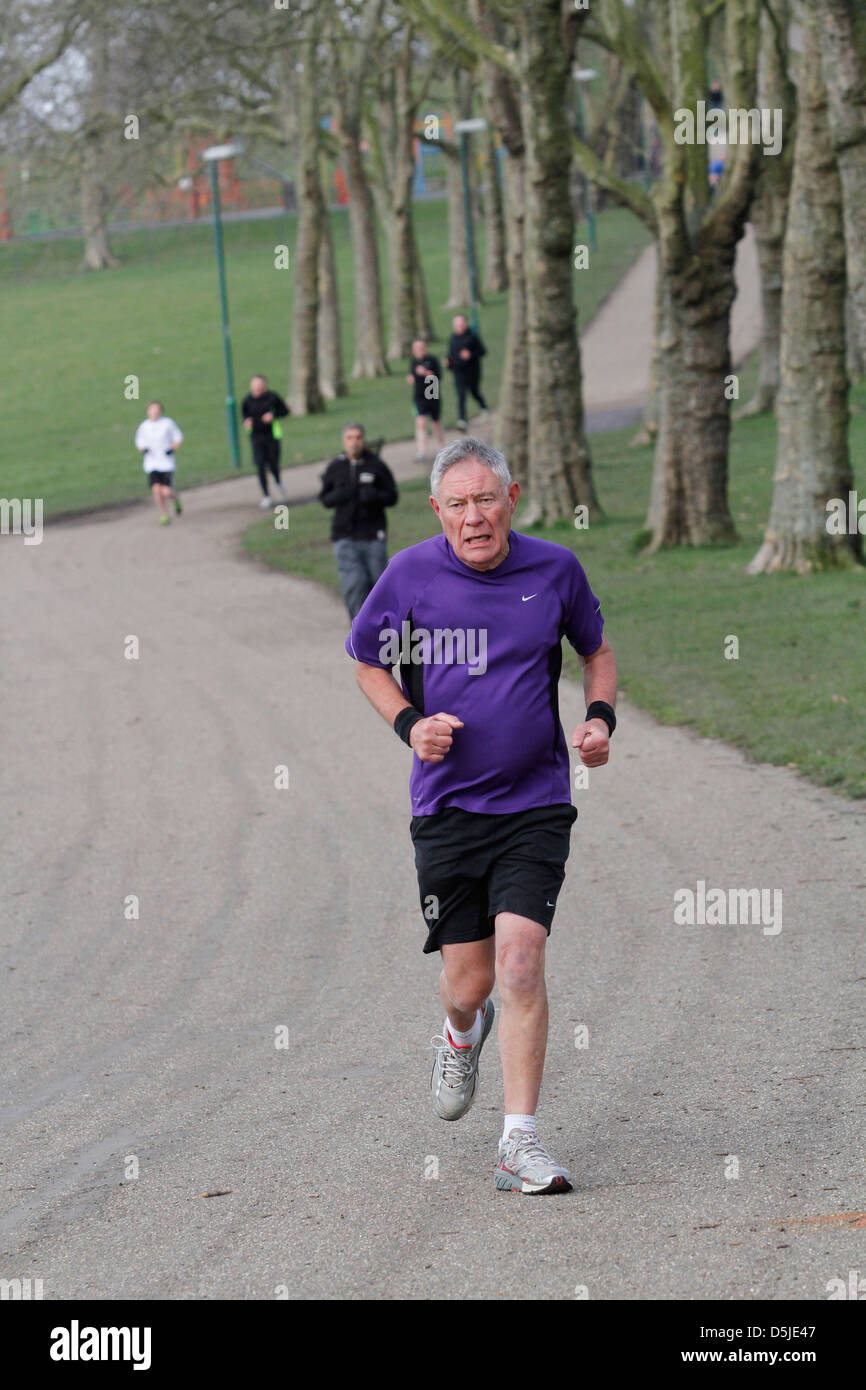 L'homme à la tête d'un paquet de coureurs dans un parc de Londres Banque D'Images