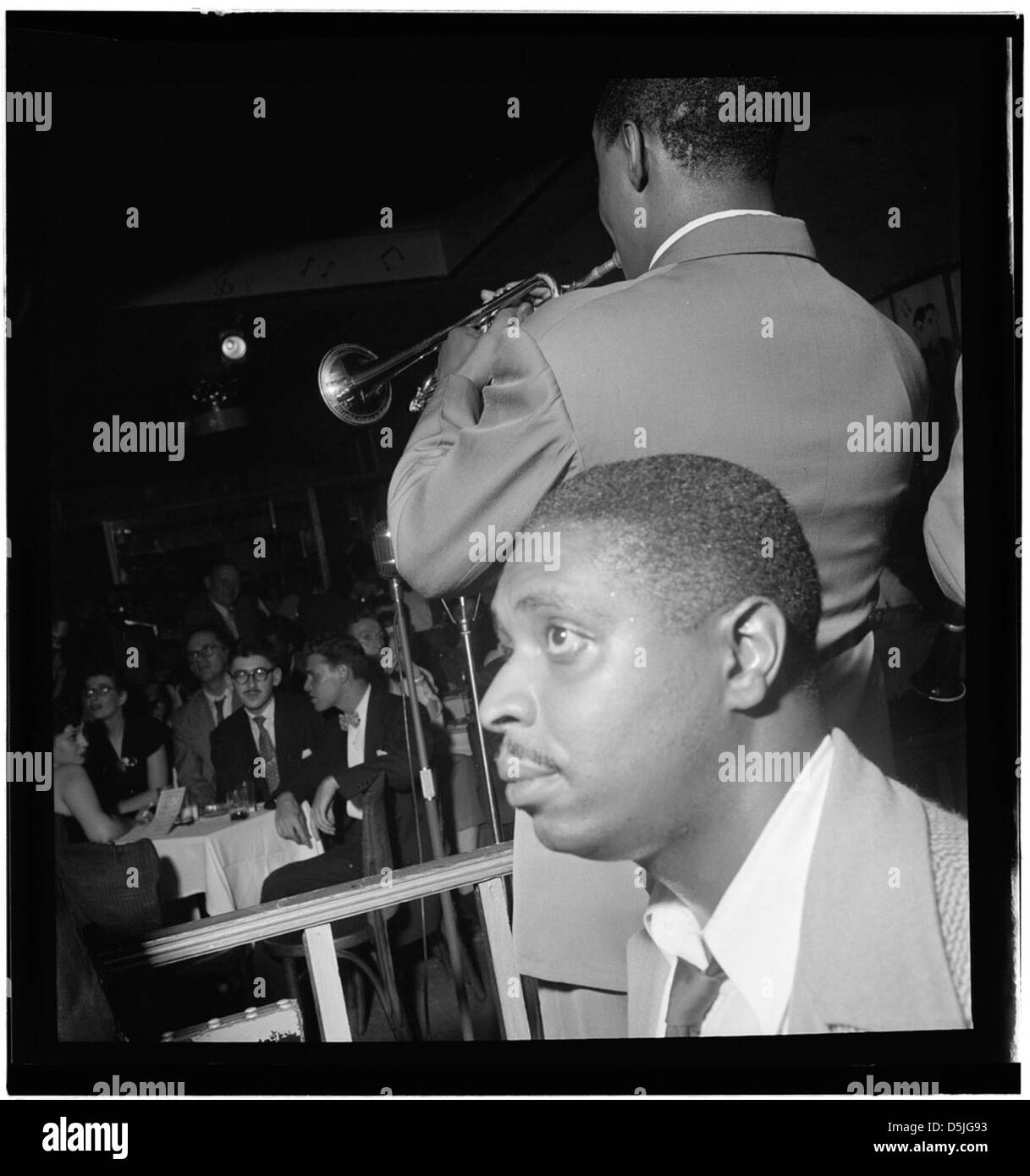 Ce portrait, pris en septembre 1947, met en scène Jimmy Jones et Joe Thomas à New York, possiblement lié à la performance de pied Piper. Il capture leur apparence et leur tenue de l'époque, reflétant la scène culturelle de l'époque. Banque D'Images