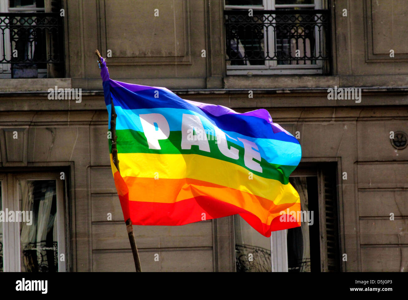 Drapeau arc-en-ciel au cours de Gay Pride 2010 à Paris, France Banque D'Images
