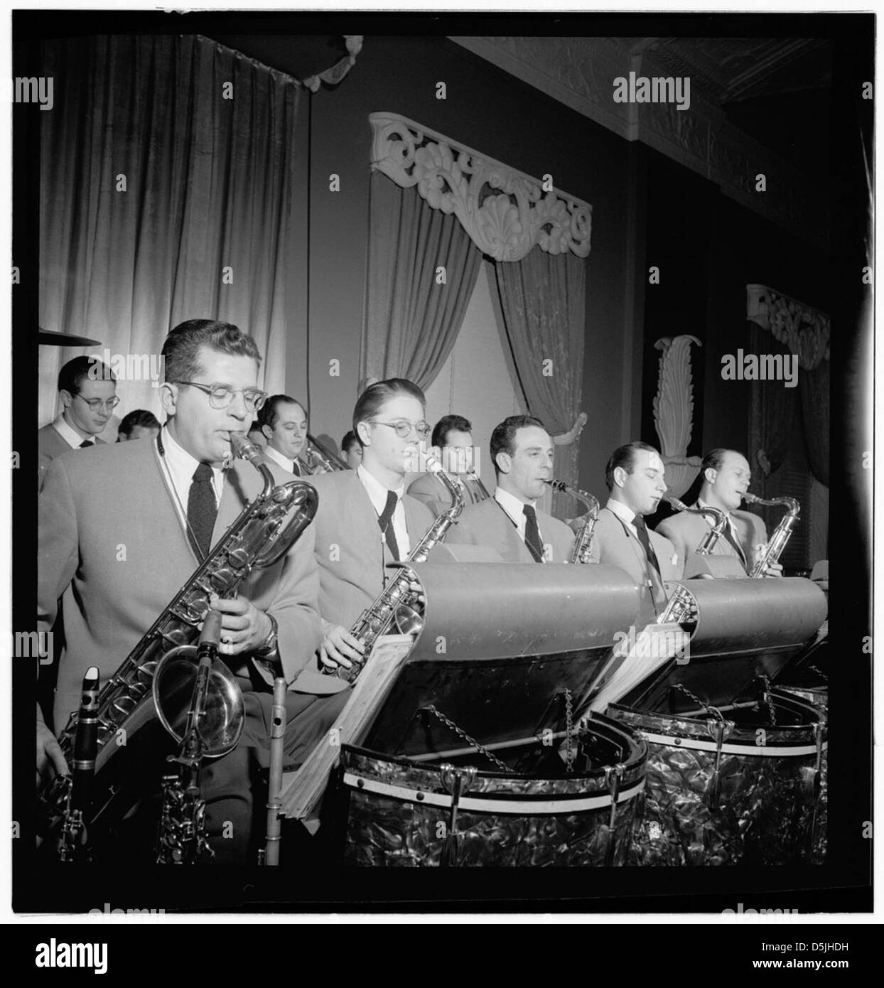 [Portrait de (Robert) Dean Kincaide, Bill Ainsworth, Ray Beller, Peanuts Hucko, Pete Terry, Vernon Friley, Irv Dinkin, et Jim Harwood, Hotel Commodore, Century Room, New York, N.Y., ca. 1947 janvier] (LOC) Banque D'Images