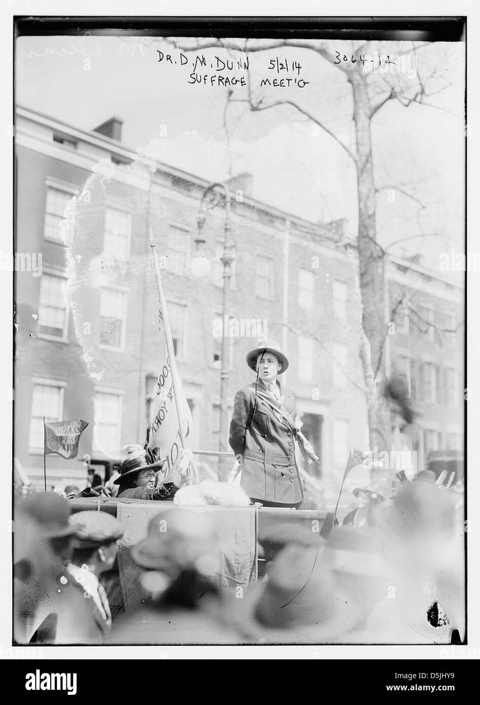 Le Dr D.M. Dunn participe à une réunion de suffrage en 1914, contribuant au mouvement du début du XXe siècle pour le droit de vote des femmes aux États-Unis. Banque D'Images