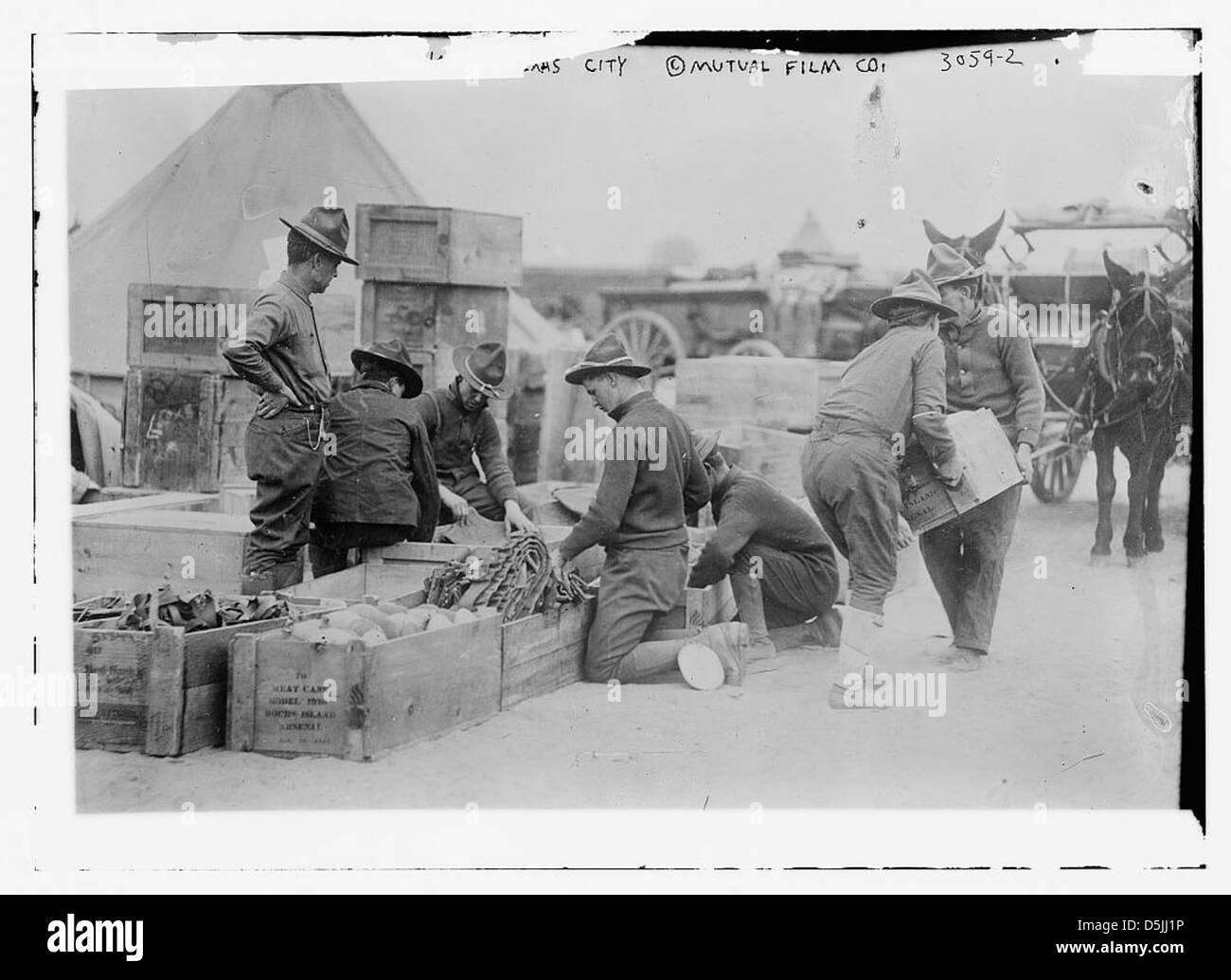 Cette photo des années 1910 montre des soldats en train de faire leurs valises à Texas City, à l'époque de la Révolution mexicaine. L'image montre un soldat portant un chapeau de campagne, reflétant l'environnement militaire de l'époque. Banque D'Images