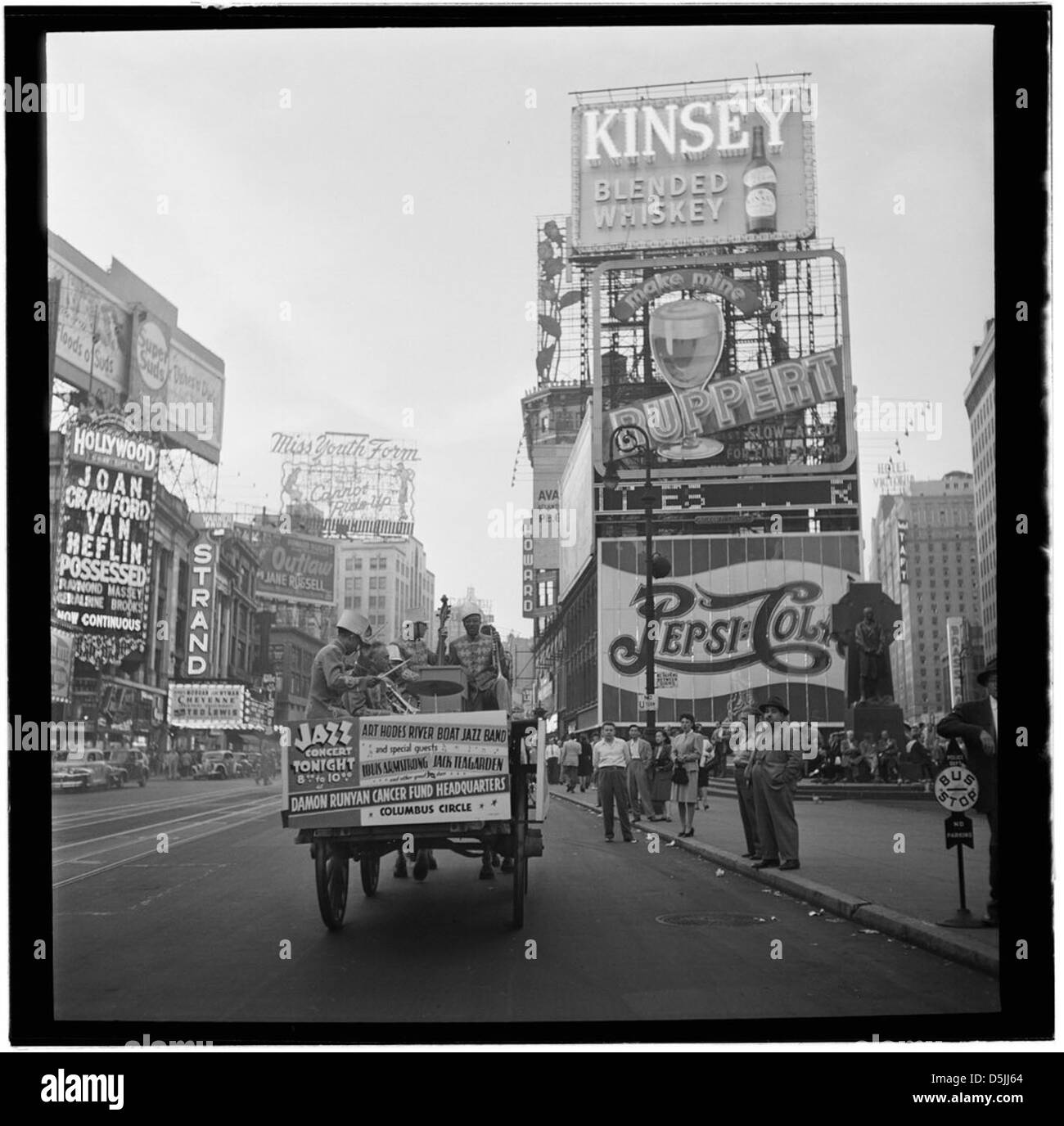 Un portrait des musiciens Art Hodes, Kaiser Marshall, Henry Clay Goodwin, Sandy Williams et Cecil Scott, prise à Times Square, New York, en juillet 1947. Banque D'Images
