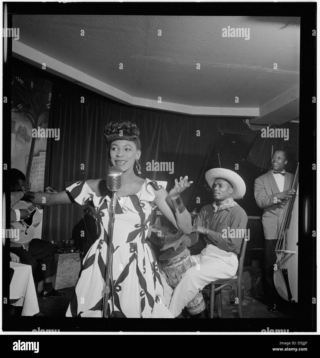 Portrait de Joséphine Premice, interprète au Village Vanguard de New York, vers juillet 1947. Cette image la capture au cours de sa carrière en tant que figure éminente du jazz et des arts de la performance Banque D'Images