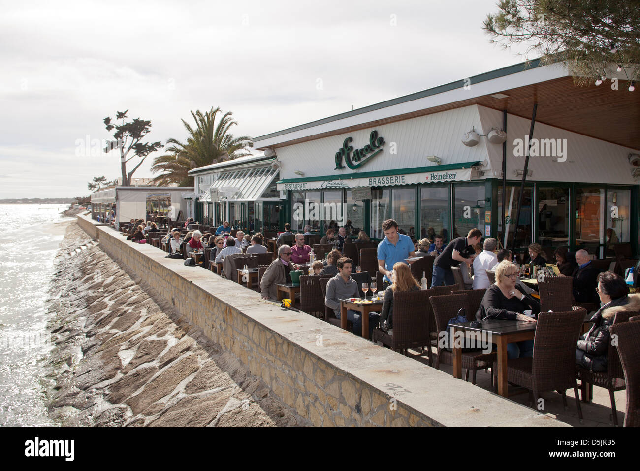 Les clients de dîner avec vue sur la baie d'Arcachon à l'escale restaurant  à Lège-Cap-Ferret, France Photo Stock - Alamy