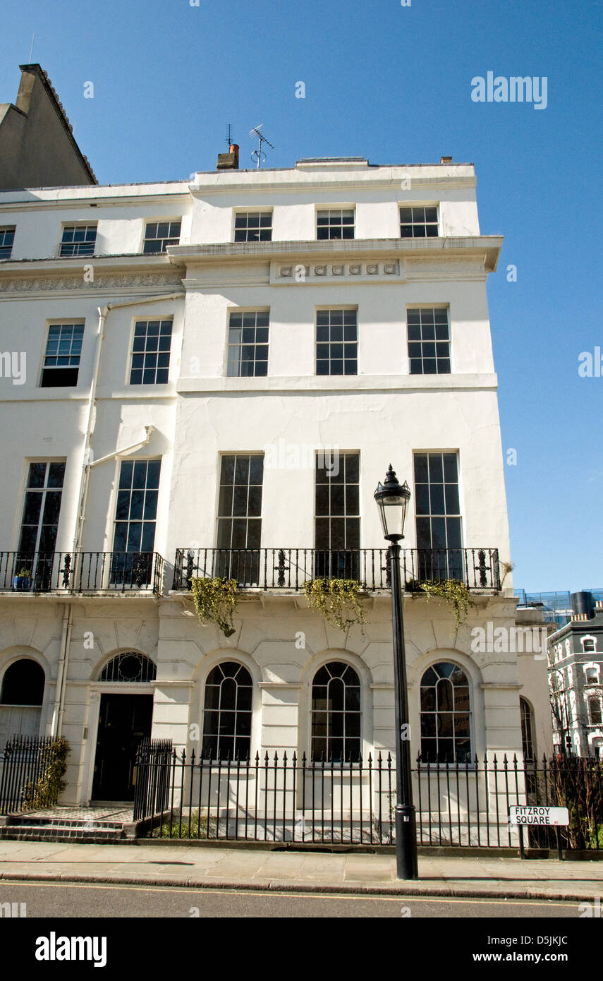 Fin de terrasse de style géorgien avec lampadaire Fitzroy Square, Fitzrovia, Londres W1 England UK Banque D'Images