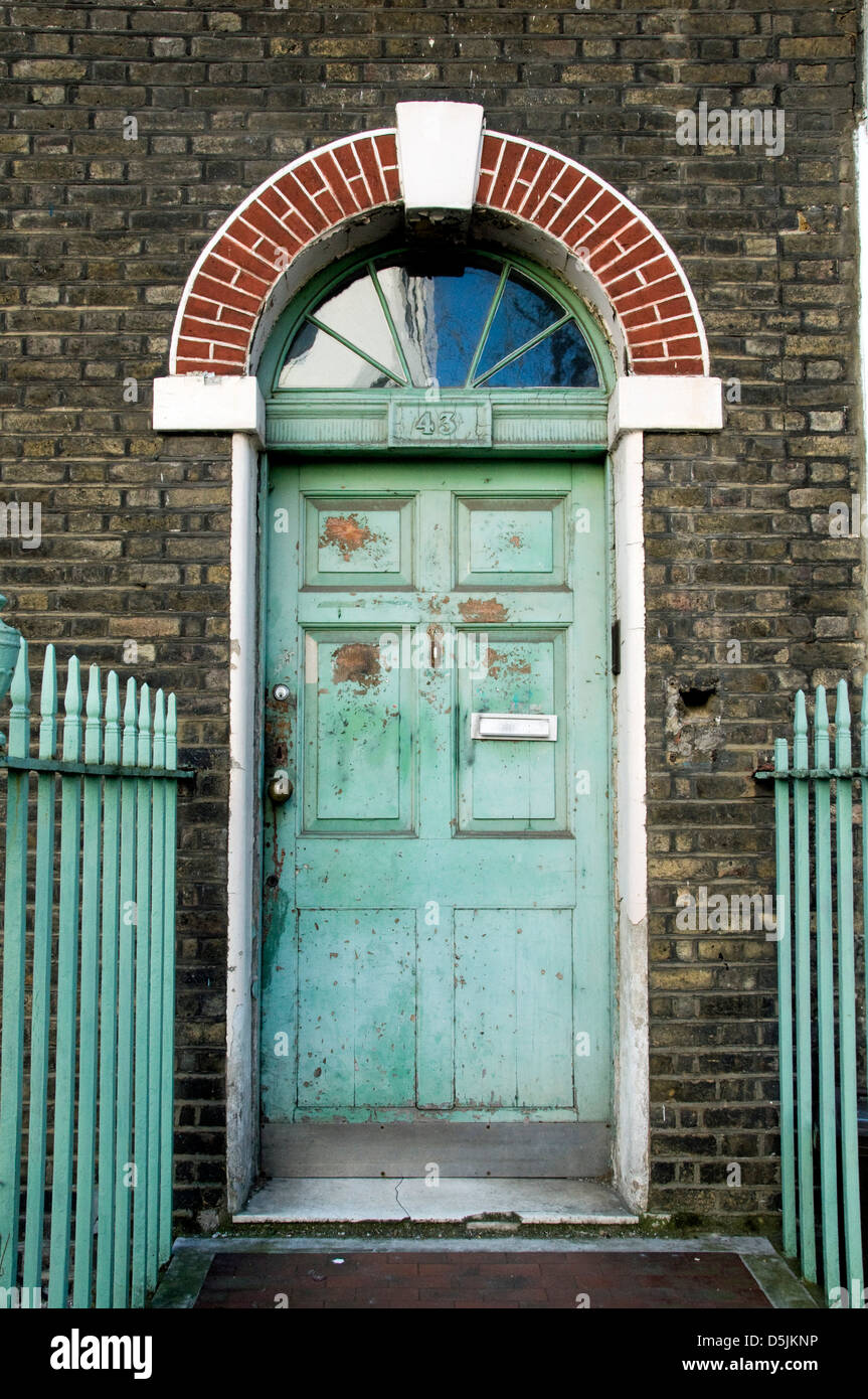 Géorgien en détresse porte avant, rue Fitzroy, Fitzrovia, Londres W1, England, UK Banque D'Images