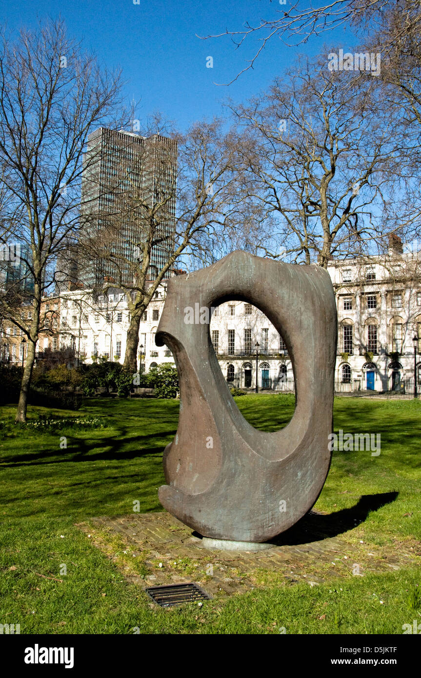 La vue, la sculpture moderne par Naomi Blake à Fitzroy Square Garden, Fitzrovia, Londres W1, England UK Banque D'Images