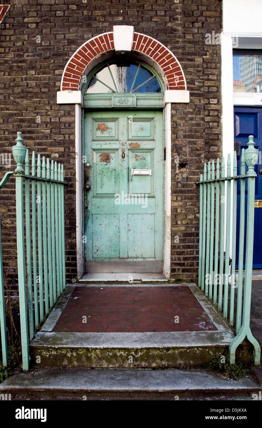 Géorgien en détresse porte aux balustrades, rue Fitzroy, Fitzrovia, Londres W1, England, UK Banque D'Images