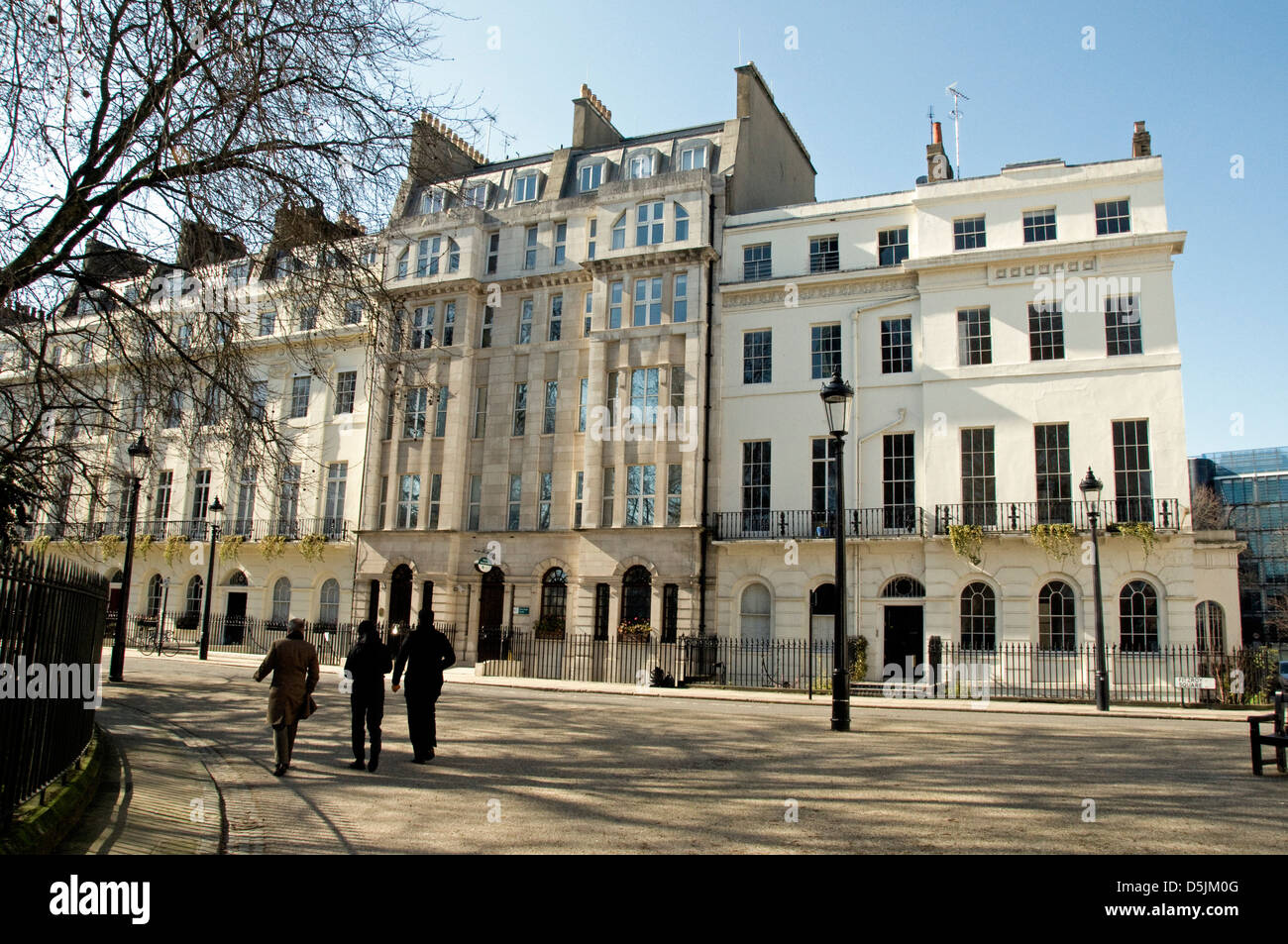 Fitzroy Square avec trois hommes marchant passé, Fitzrovia, Londres W1 England UK Banque D'Images