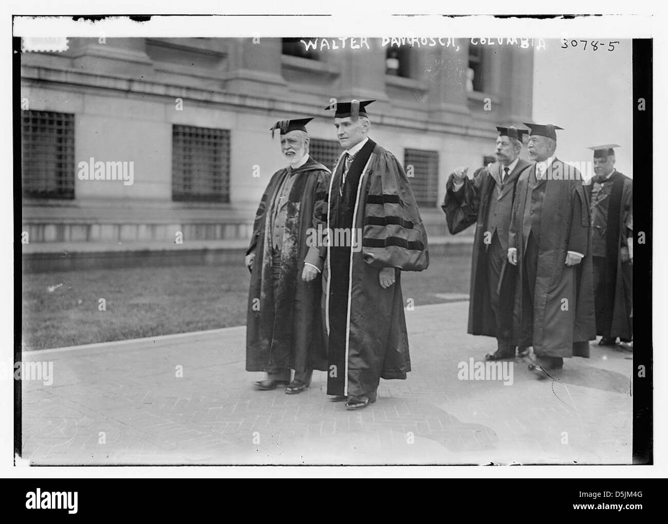 Cette image capture Walter Damrosch, un chef d'orchestre américain de premier plan, connu pour son rôle à l'Université Columbia et ses contributions à la musique au début du XXe siècle. Damrosch était une figure clé de la musique classique américaine et de la vie culturelle. Banque D'Images