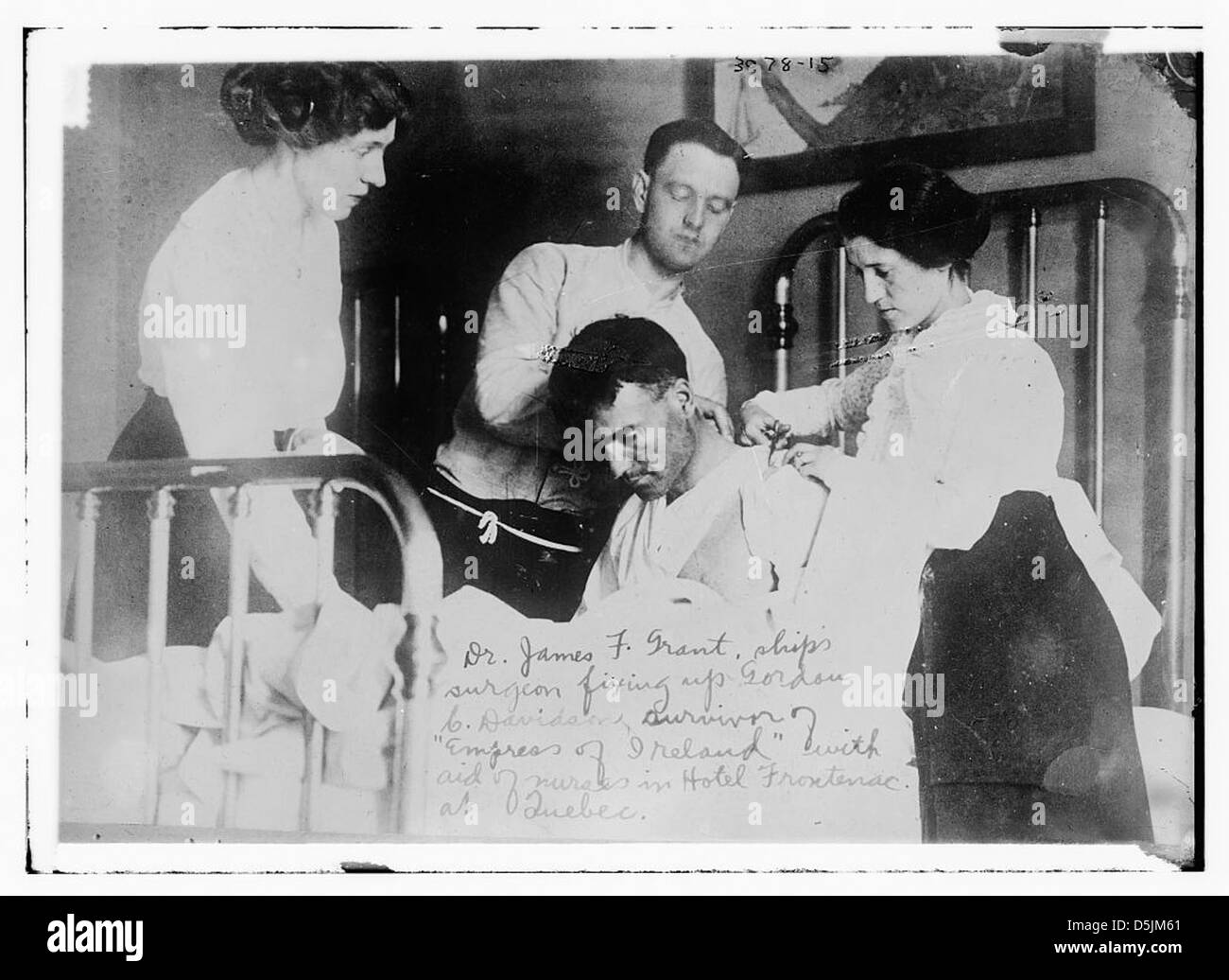 Le Dr James F. Grant, chirurgien de navire, s’occupe de Gordon G. Davidson, survivant de la catastrophe de l’Empress of Ireland, à l’hôtel Frontenac, à Québec, à la suite du tragique naufrage de 1914. Banque D'Images