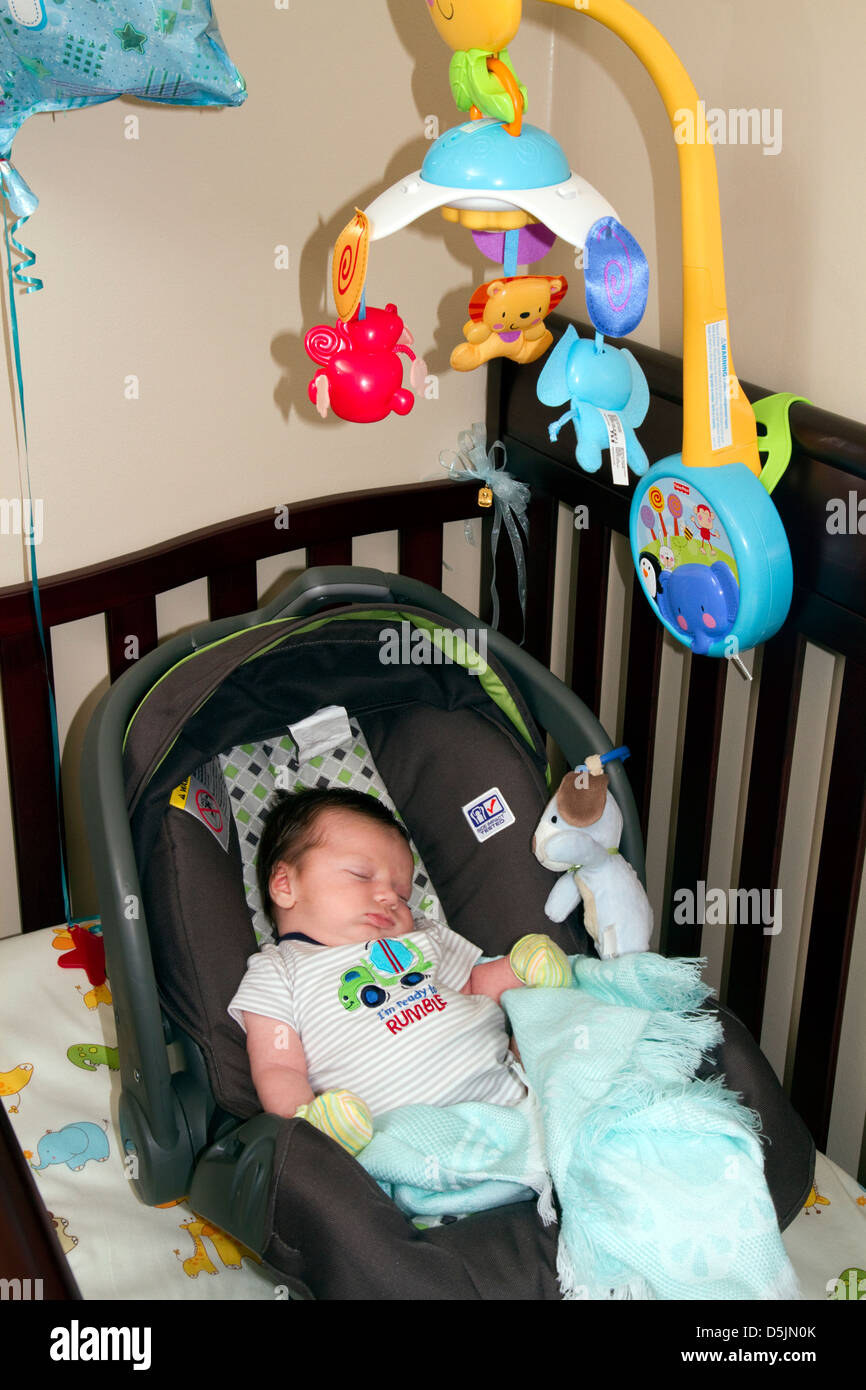 Bébé nouveau-né dans un siège d'auto, Boise, Idaho, USA. M. Banque D'Images