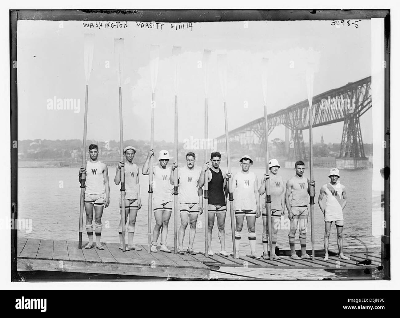 Une photographie prise le 11 juin 1914 de l'équipe d'aviron de Washington Varsity dans la rivière Hudson près du pont Poughkeepsie, lors d'une compétition, soulignant la tradition d'aviron collégial américain. Banque D'Images