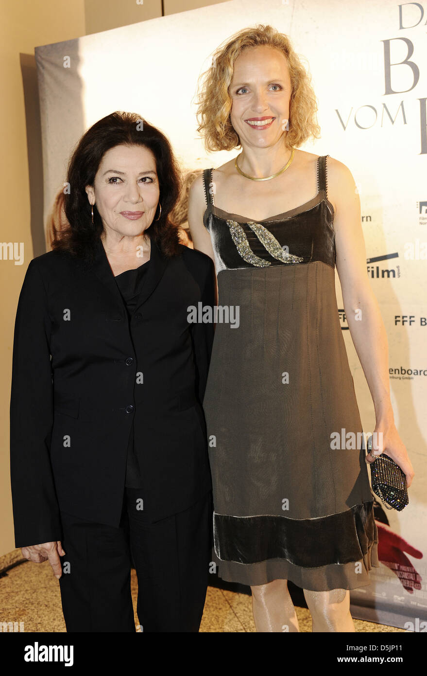 Hannelore Elsner et Juliane Koehler lors de la première de 'Das Blaue vom Himmel' à Arri Kino cinéma. Munich, Allemagne - Banque D'Images