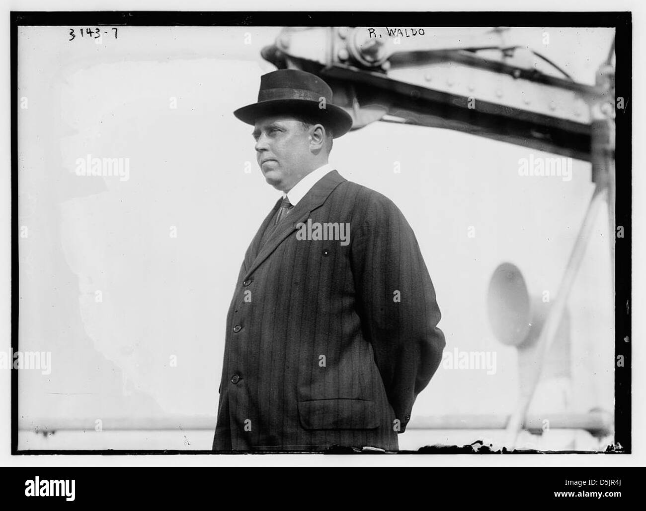 La photographie de R. Waldo capture des passagers à bord du RMS Olympic alors qu'il navigue dans le port de New York le 8 juillet 1914, peu de temps avant le début de la première Guerre mondiale. Banque D'Images